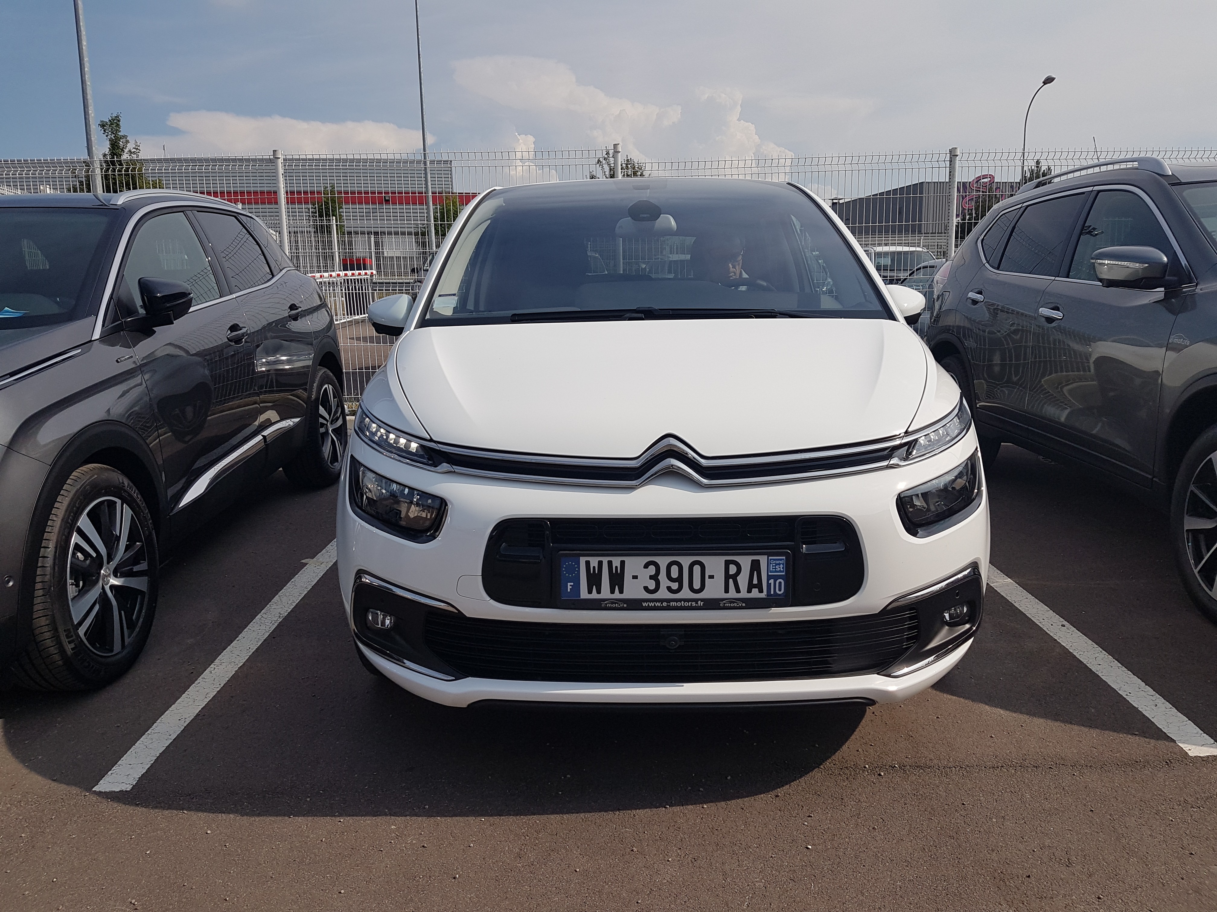 Avis-mandataire-auto-Emotors-Citroen-C4-picasso-Shine-bluehdi-120-eat6-s-s.