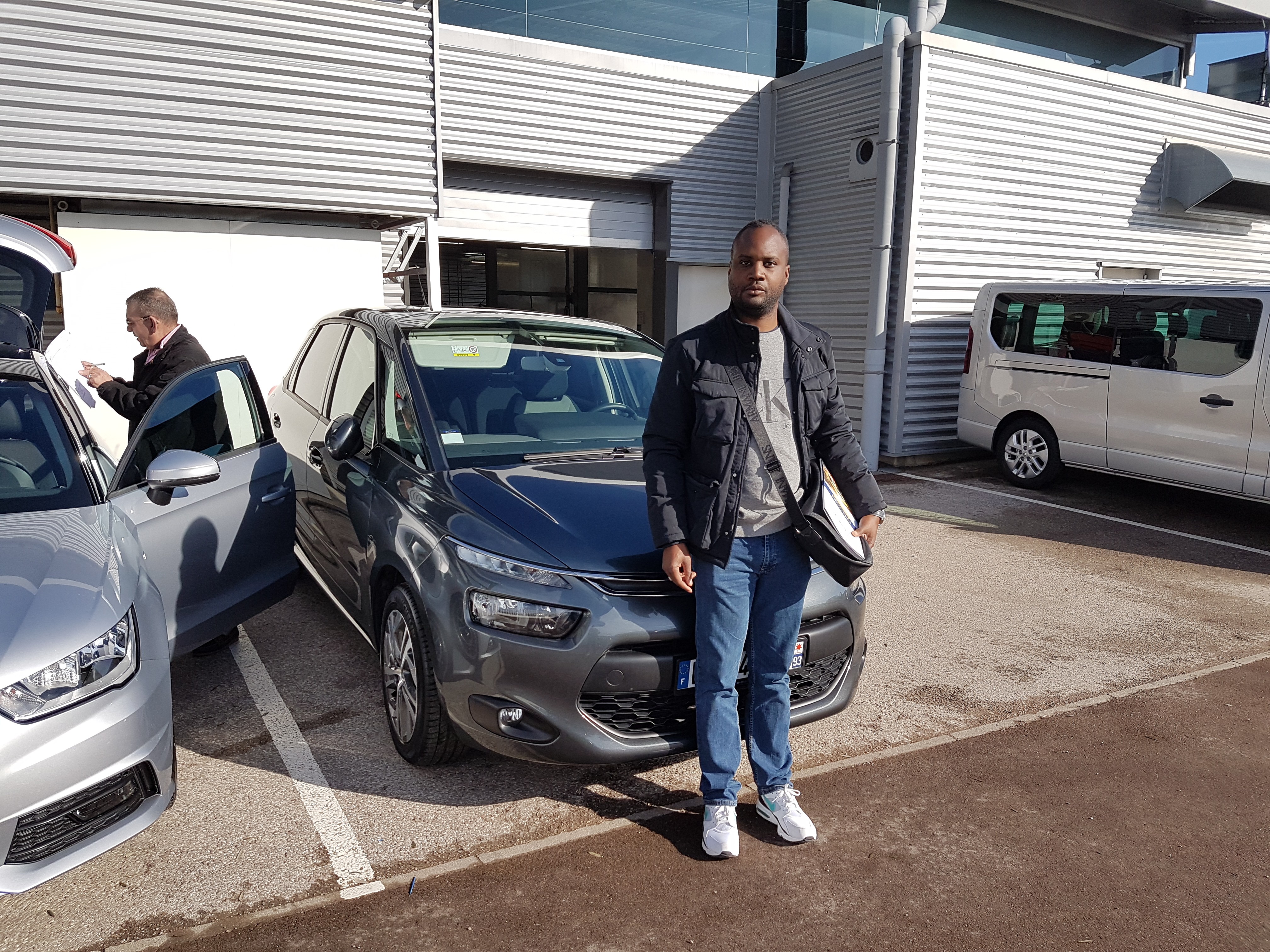 Avis-mandataire-auto-Emotors-Citroen-C4-picasso-Confort-bluehdi-150-s-s-plus-gps.