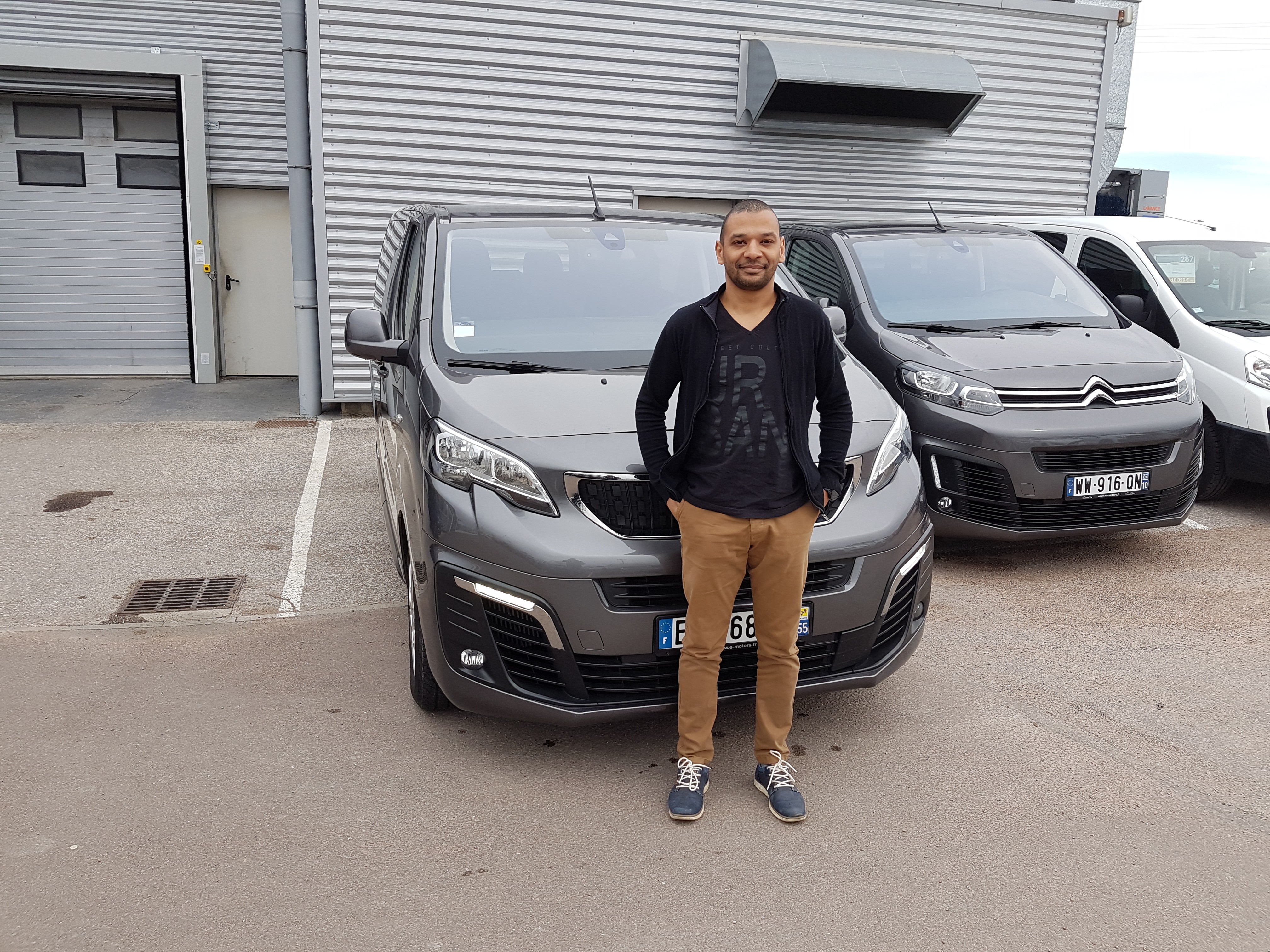 Avis-mandataire-auto-Emotors-Peugeot-Traveller-Business-standard-bluehdi-150-9places-plus-gps.