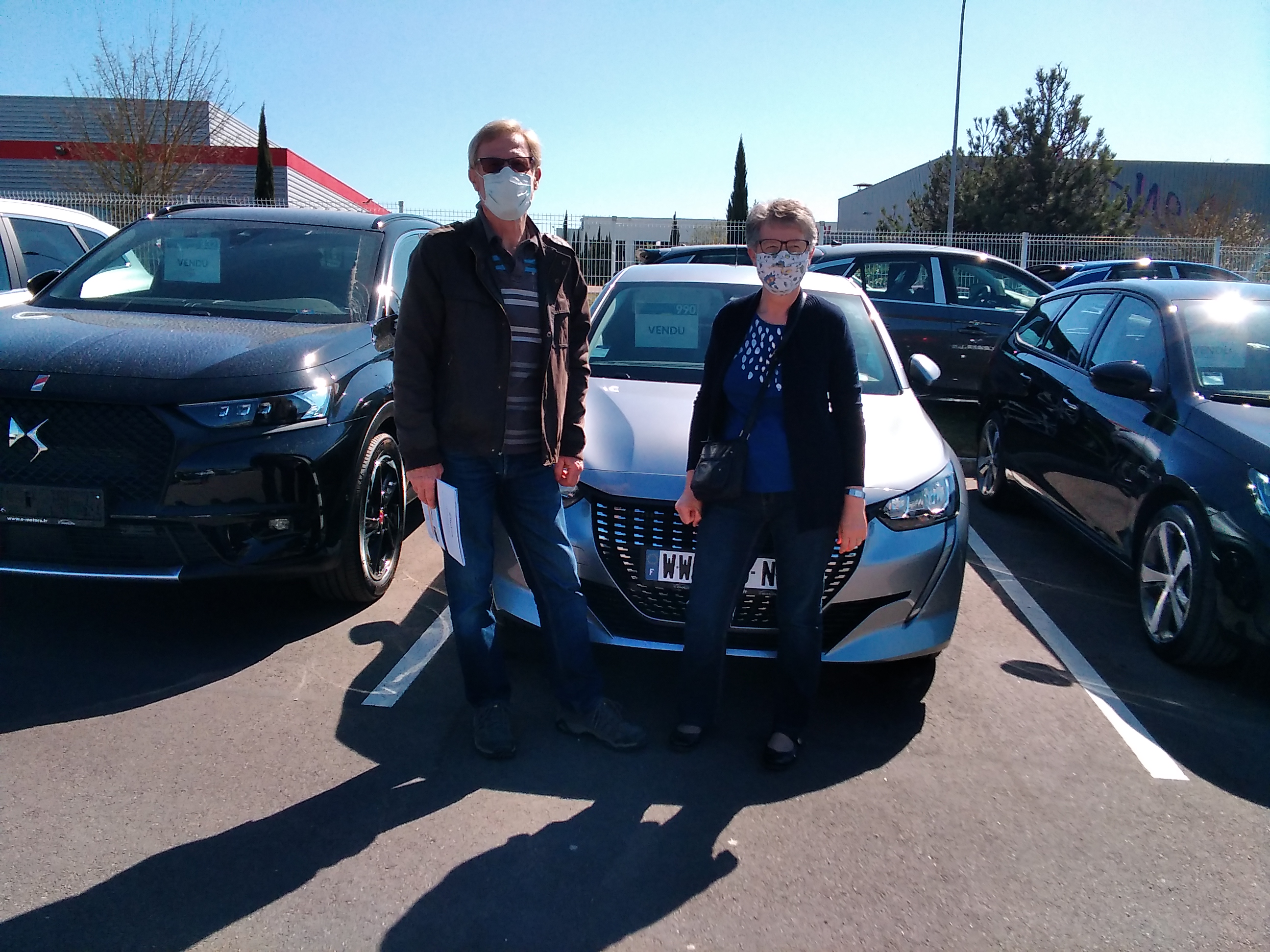 Avis-mandataire-auto-Emotors-Peugeot-208-Allure-navi-pack-puretech-100-eat8-plus-visio-park-plus-recharge-smartphone-sans-fil.