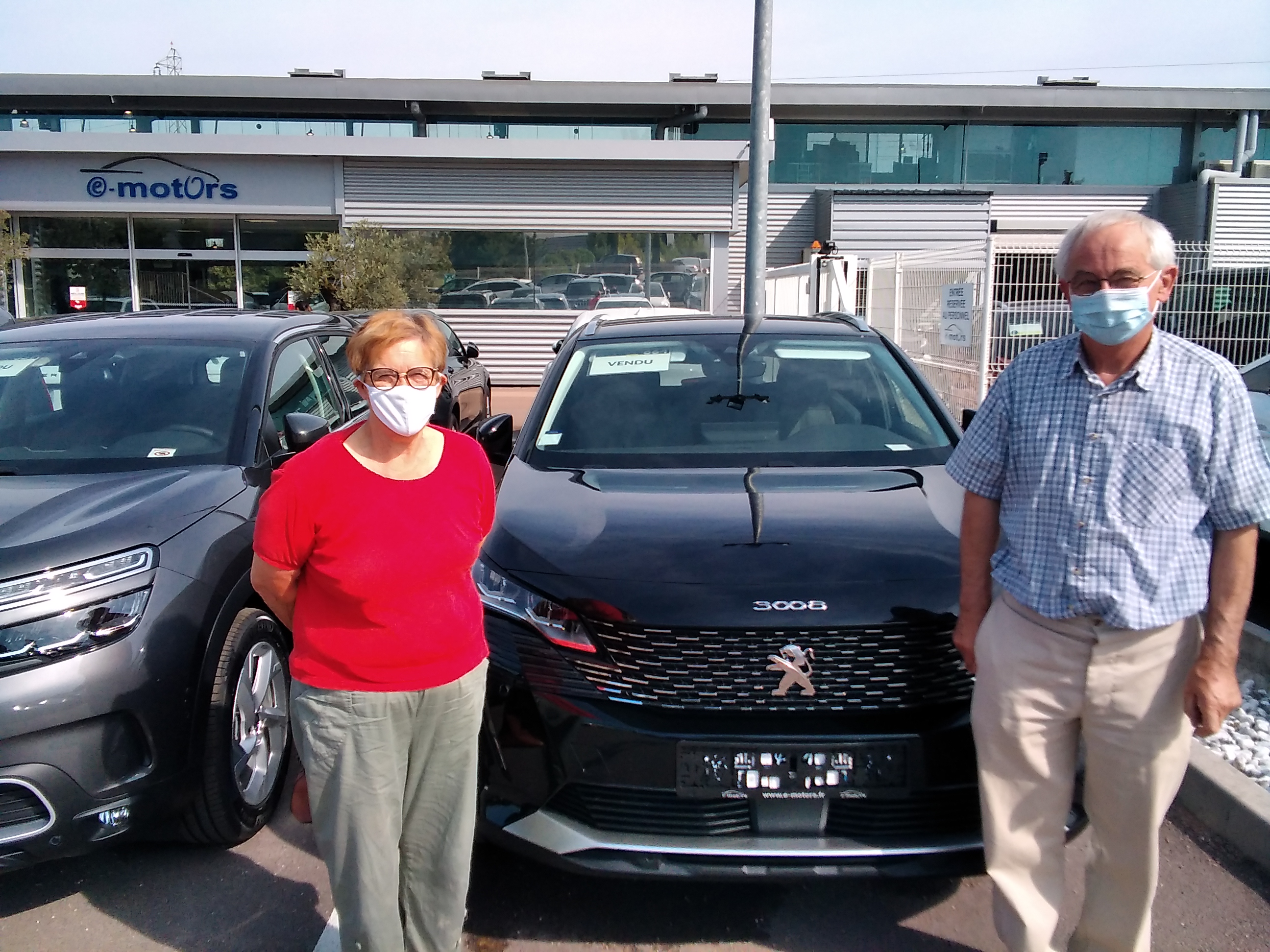 Avis-mandataire-auto-Emotors-Peugeot-3008-Allure-pack-hybrid-225-e-eat8-plus-hayon-mains-libres.