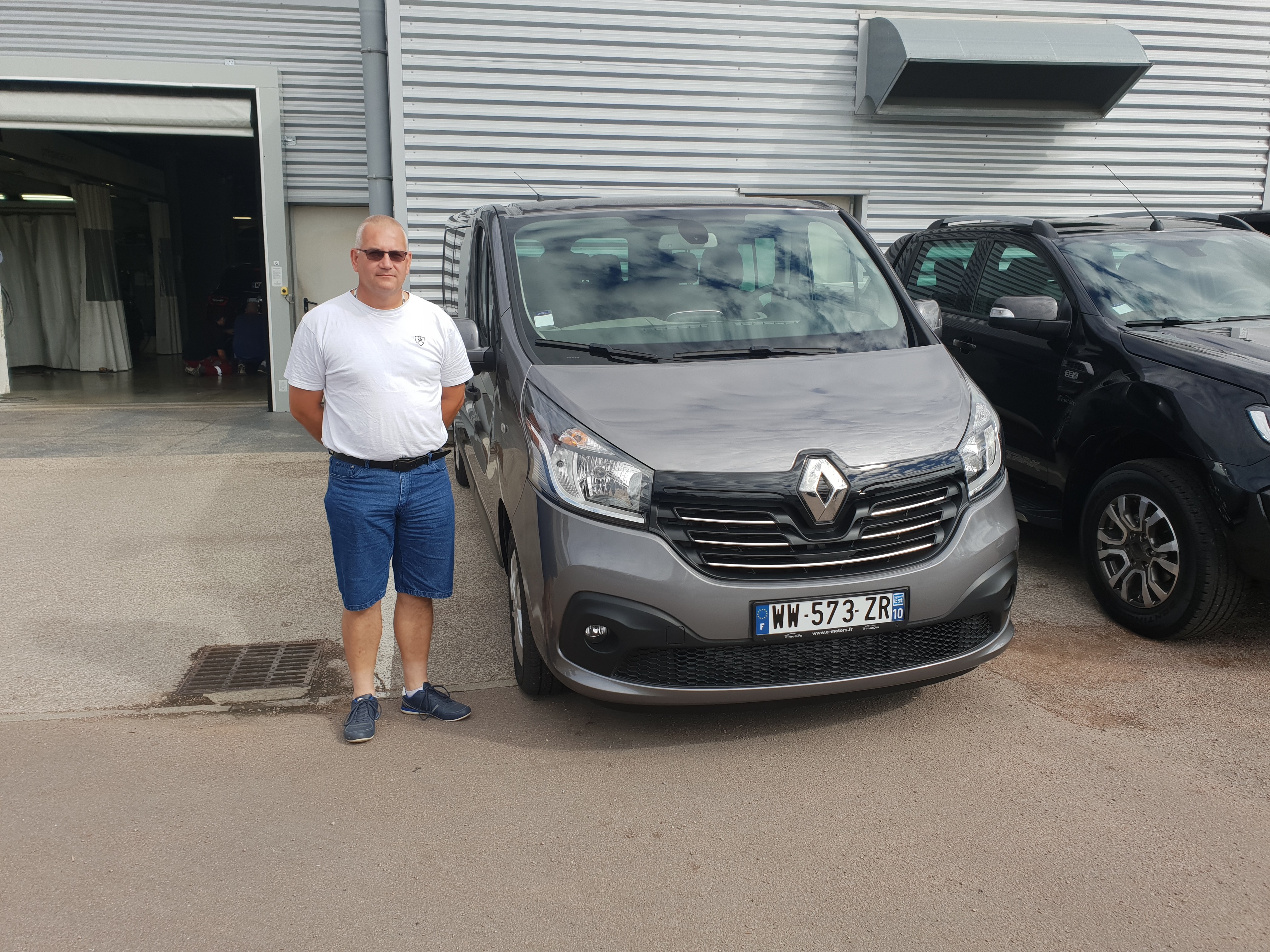 Avis-mandataire-auto-Emotors-Renault-Trafic-combi-Grand-intens-dci-125-energy-8places-plus-portes-180.