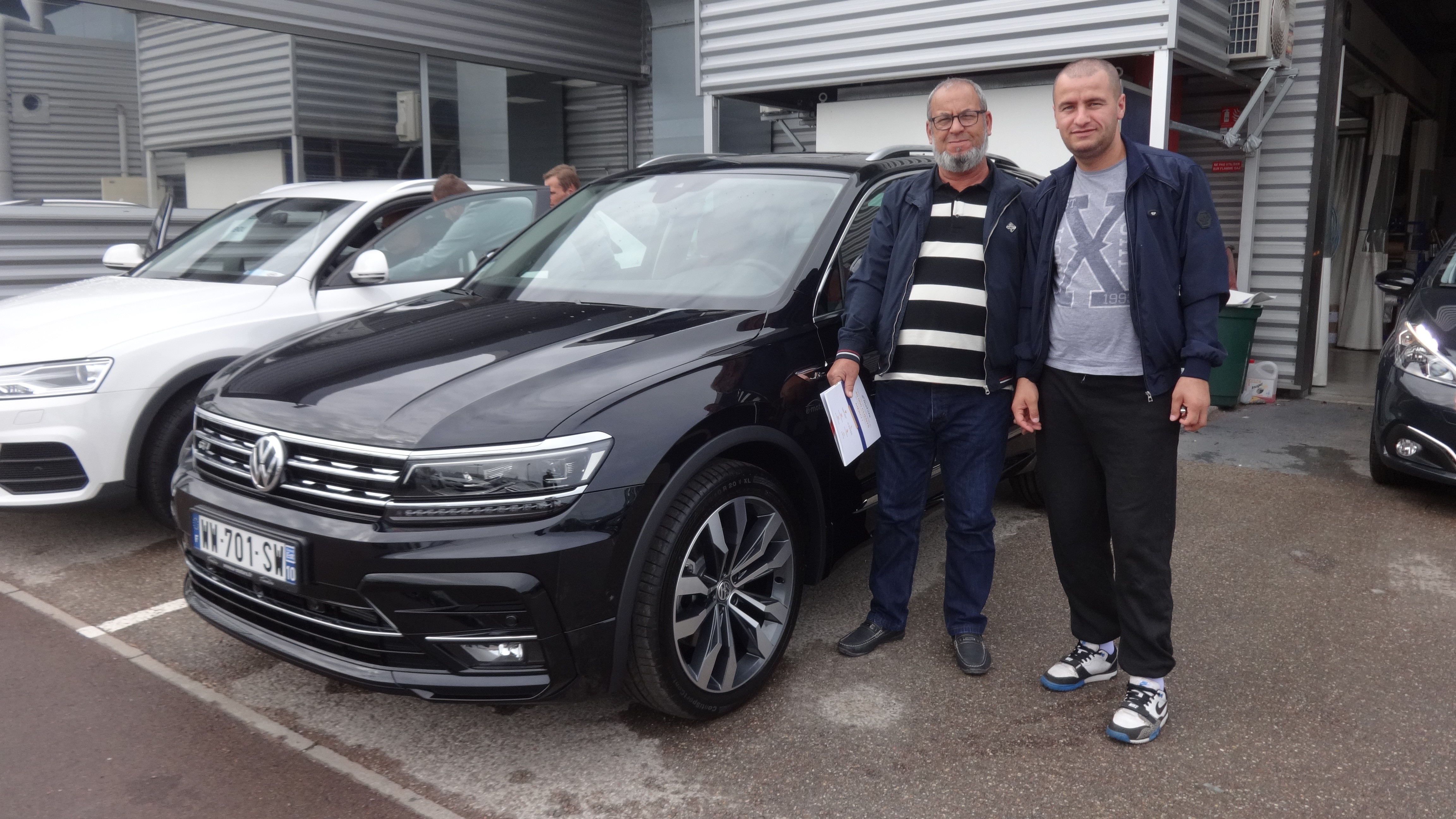 Avis-mandataire-auto-Emotors-Volkswagen-Tiguan-Carat-r-line-tdi-190-4motion-dsg7-plus-jantes-20-plus-easy-open.
