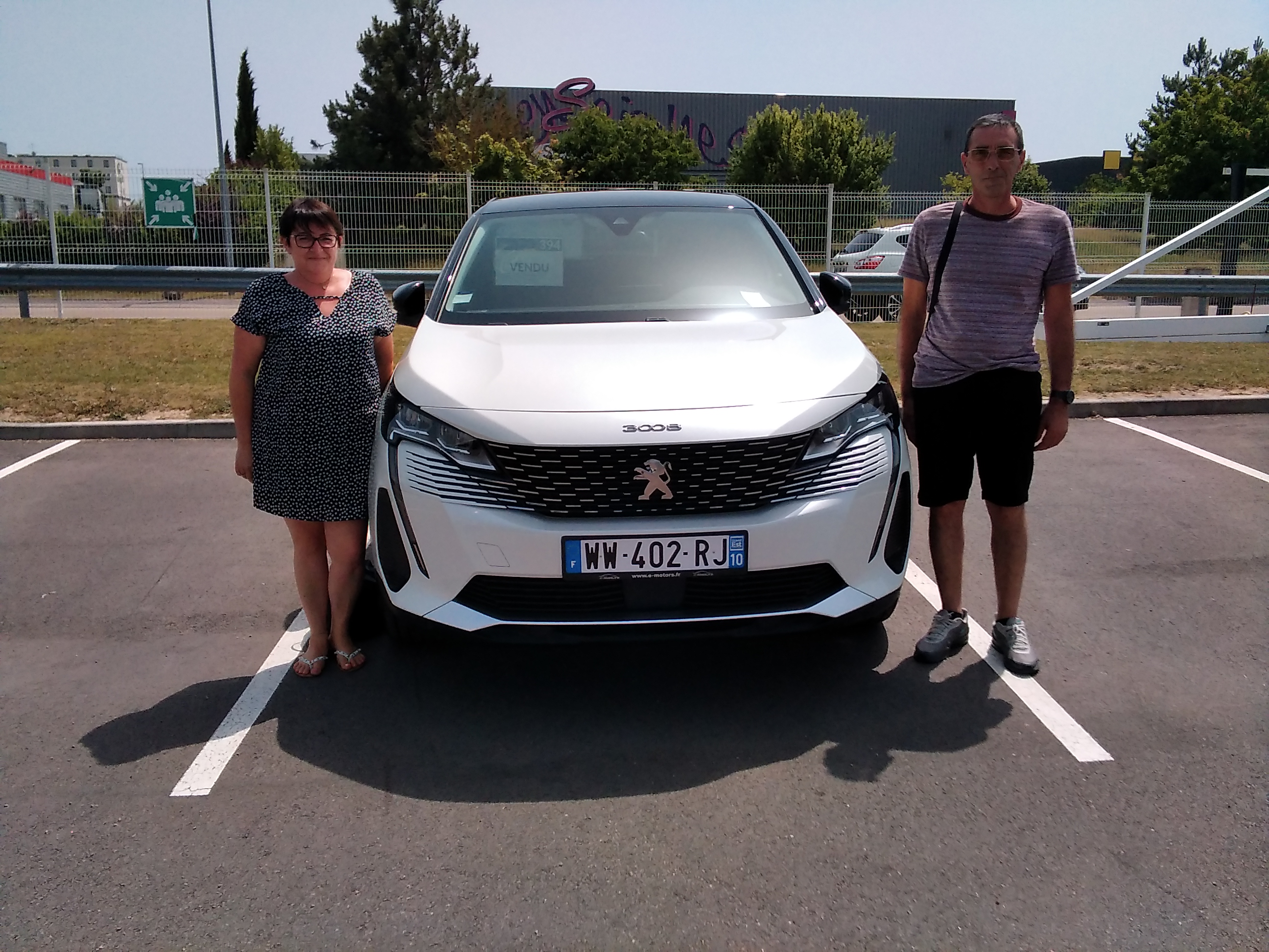 Avis-mandataire-auto-Emotors-Peugeot-3008-Allure-pack-bluehdi-130-s-s-eat8-plus-hayon-mains-libres-plus-toit-noir.