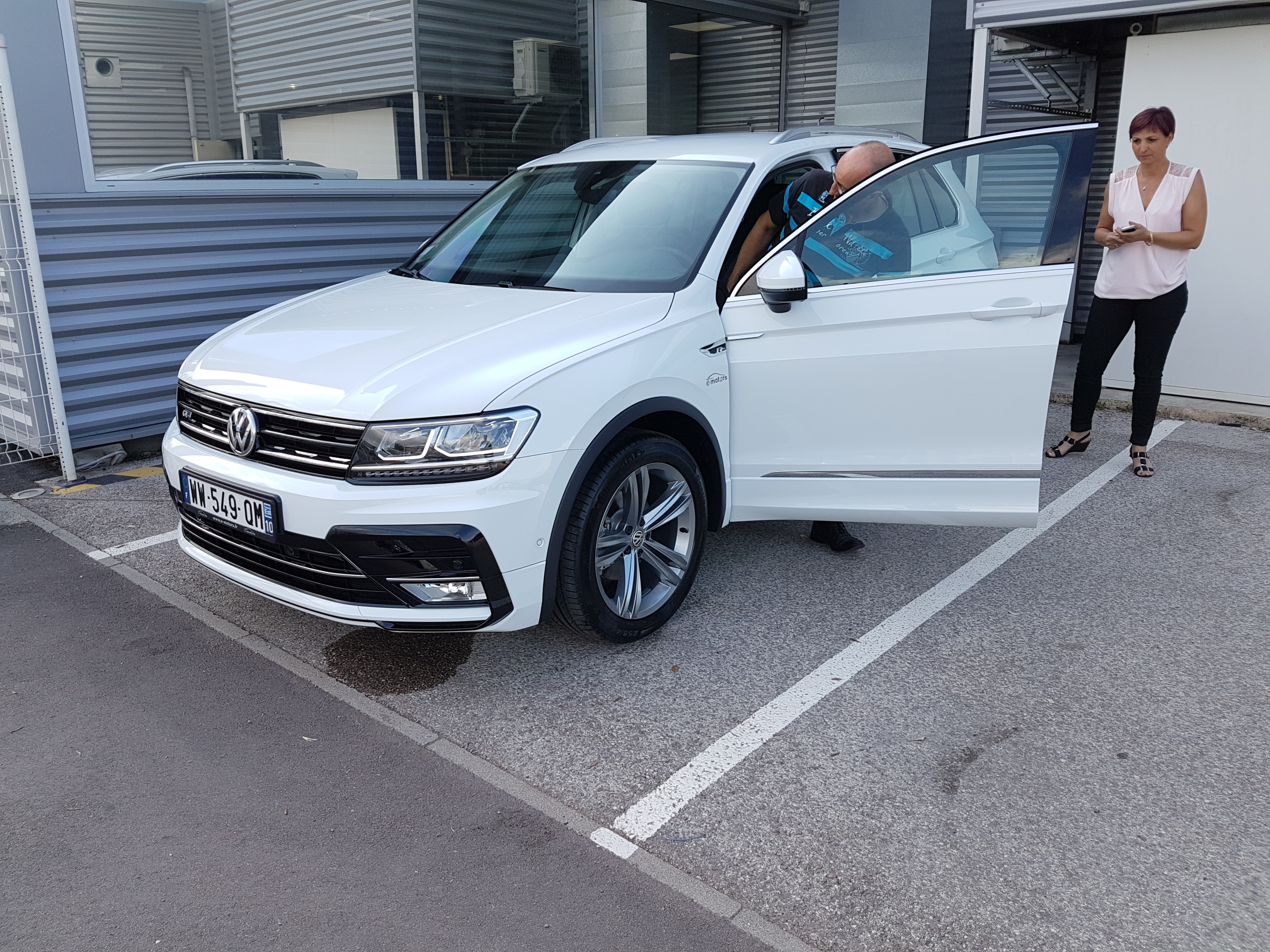 Avis-mandataire-auto-Emotors-Volkswagen-Tiguan-2-confortline-r-line-tdi-150-plus-gps-plus-full-led.