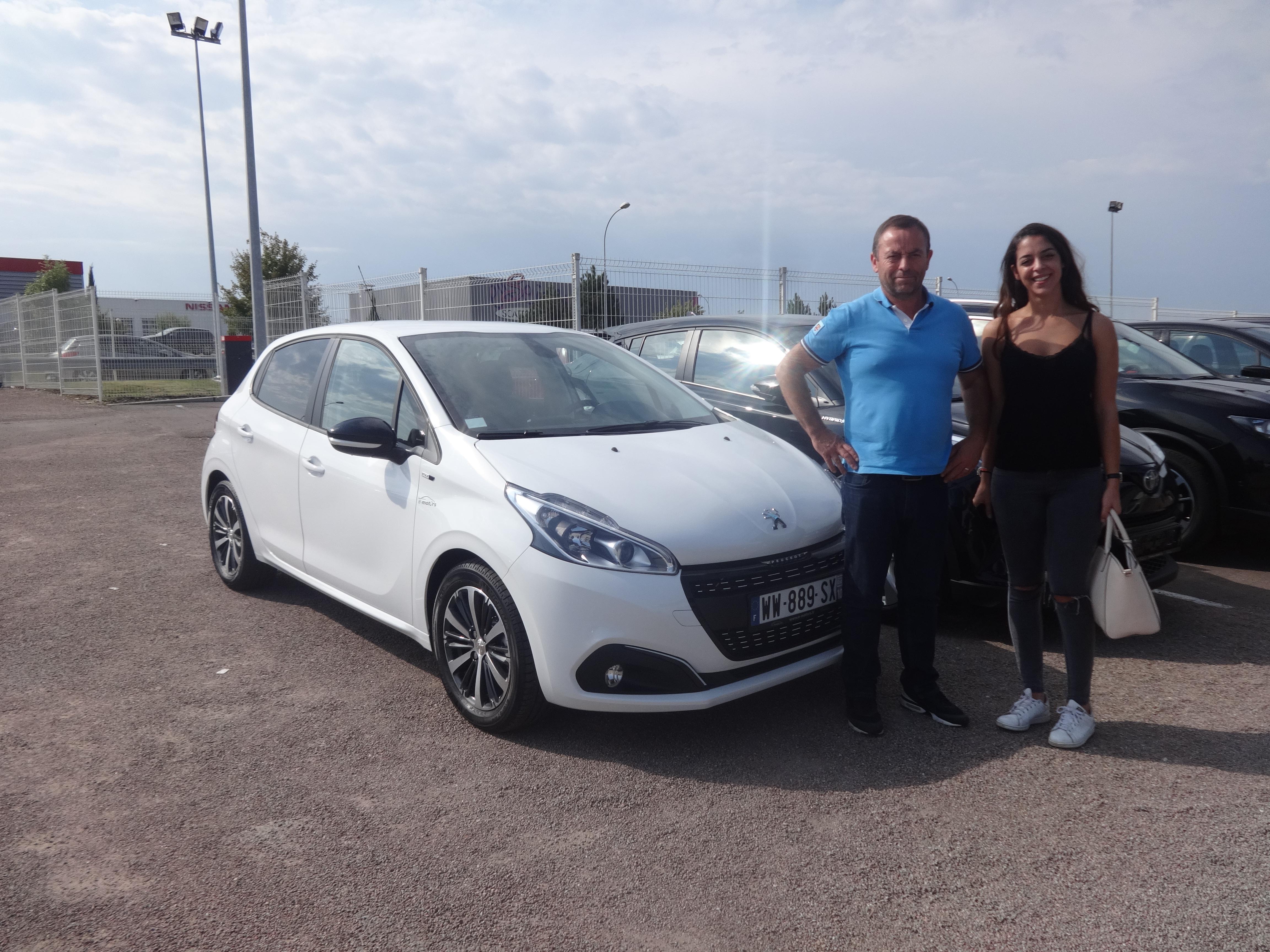 Avis-mandataire-auto-Emotors-Peugeot-208-Style-bluehdi-100-5p-plus-cam-ra-de-recul.