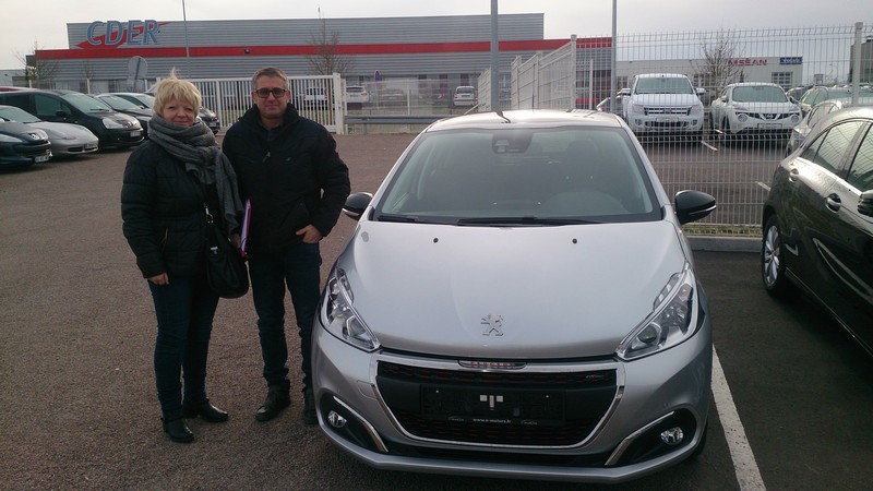 Avis-mandataire-auto-Emotors--Peugeot-208-gt-line-bluehdi-100-5p-plus-navigation-.
