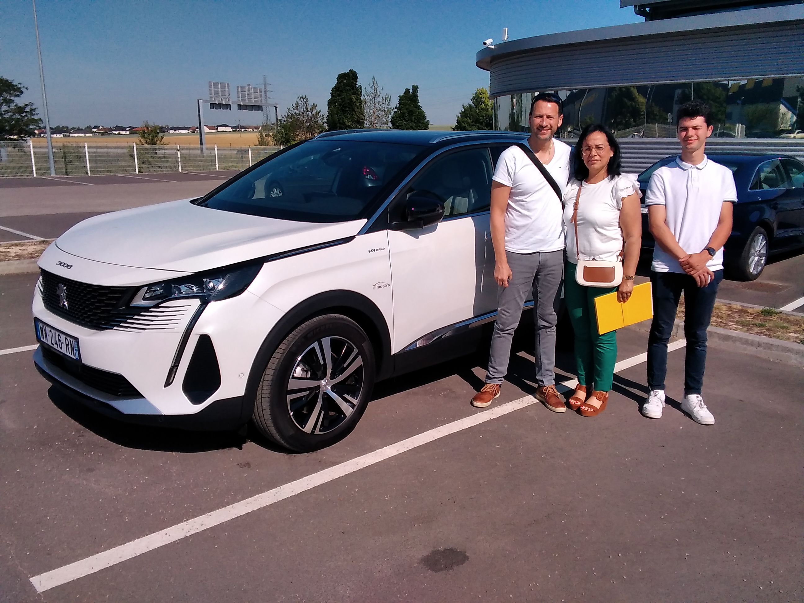 Avis-mandataire-auto-Emotors-Peugeot-3008-Gt-hybrid-225-e-eat8-plus-chargeur-7-4-kw-plus-14-000km.