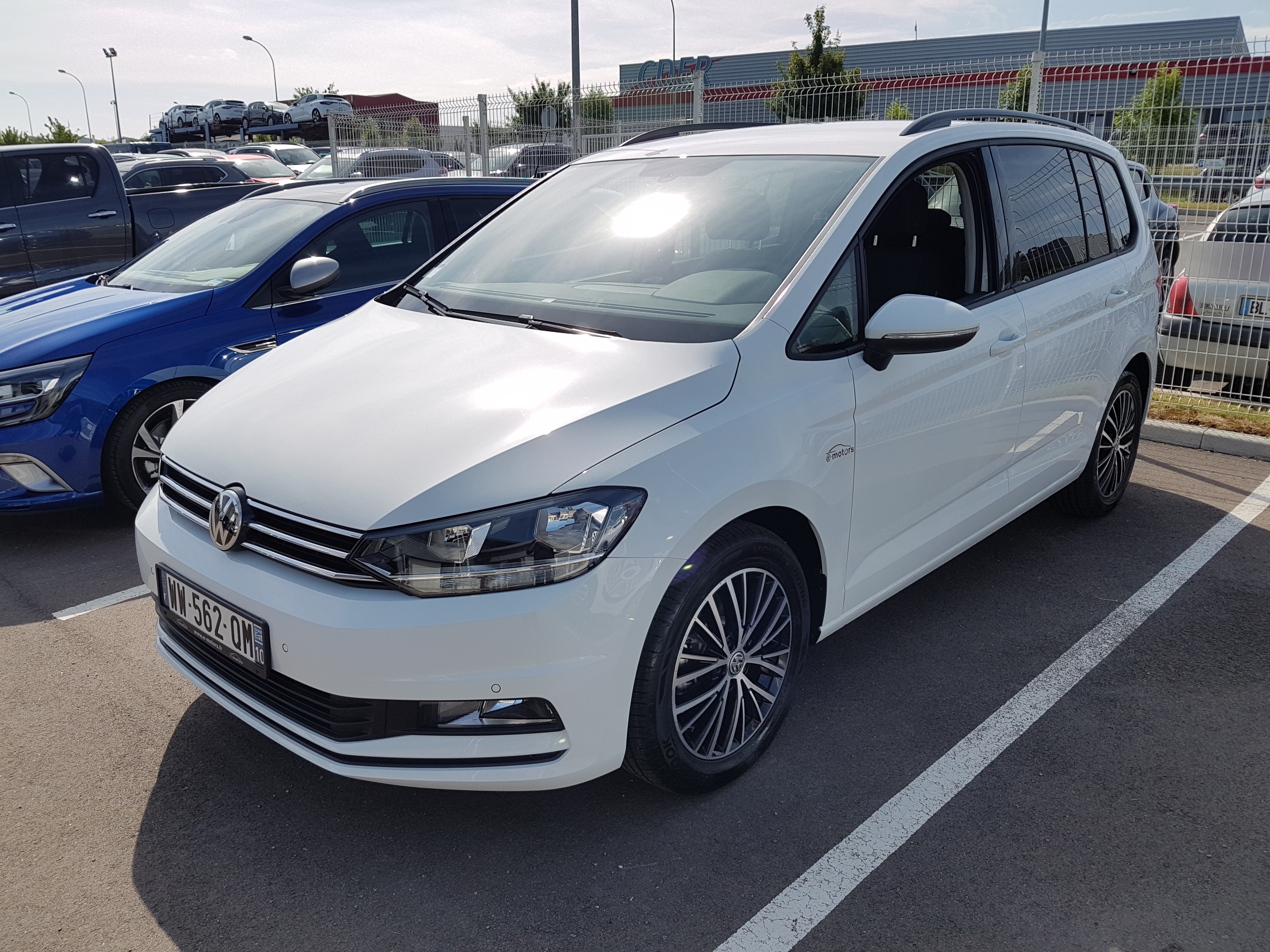 Avis-mandataire-auto-Emotors-Volkswagen-Touran-Confortline-tsi-150-5pl-dsg7-5p-plus-jantes-17-plus-pack-drive-assist.