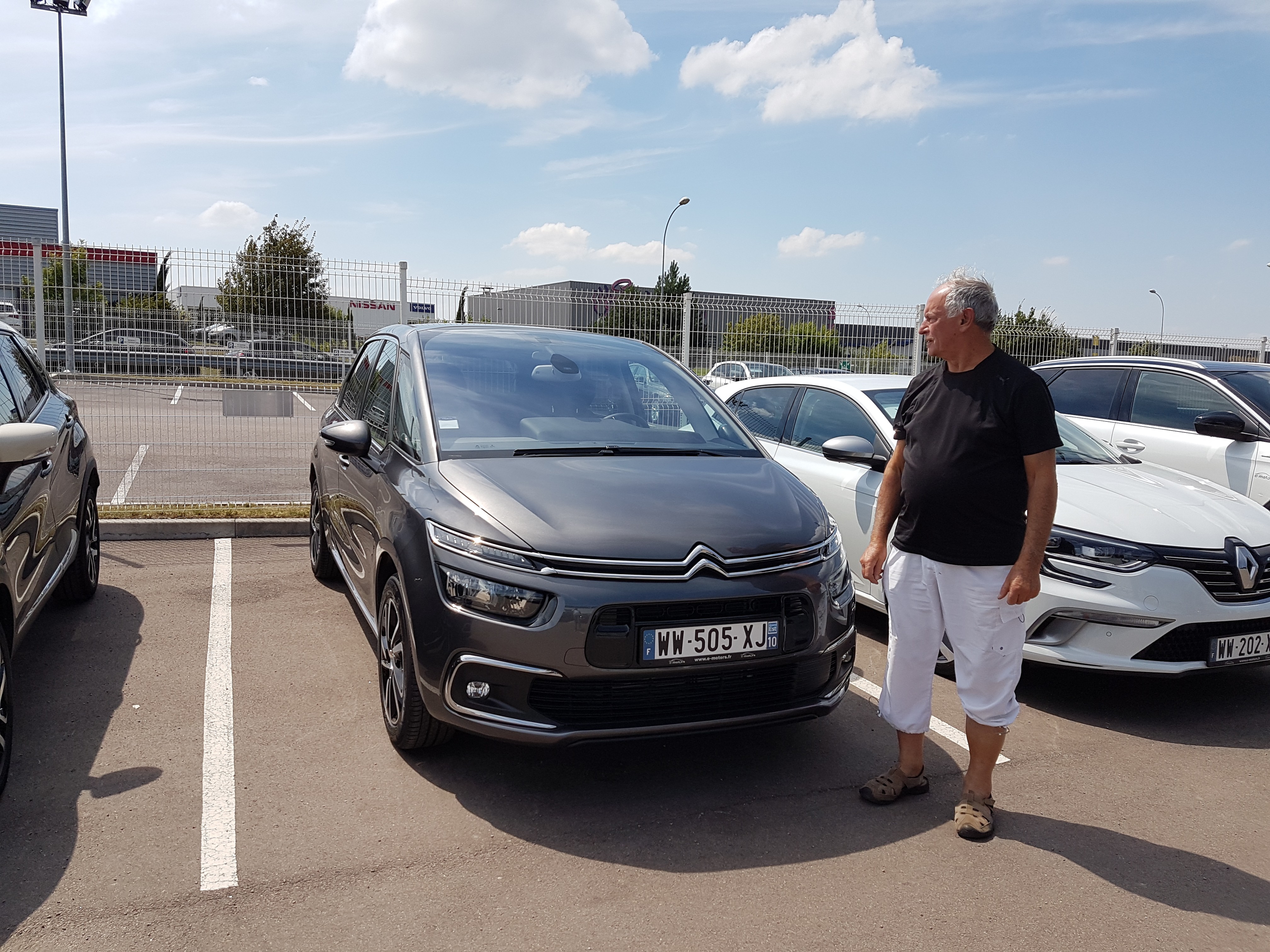 Avis-mandataire-auto-Emotors-Citroen-C4-picasso-Shine-bluehdi-120-s-s-eat6.
