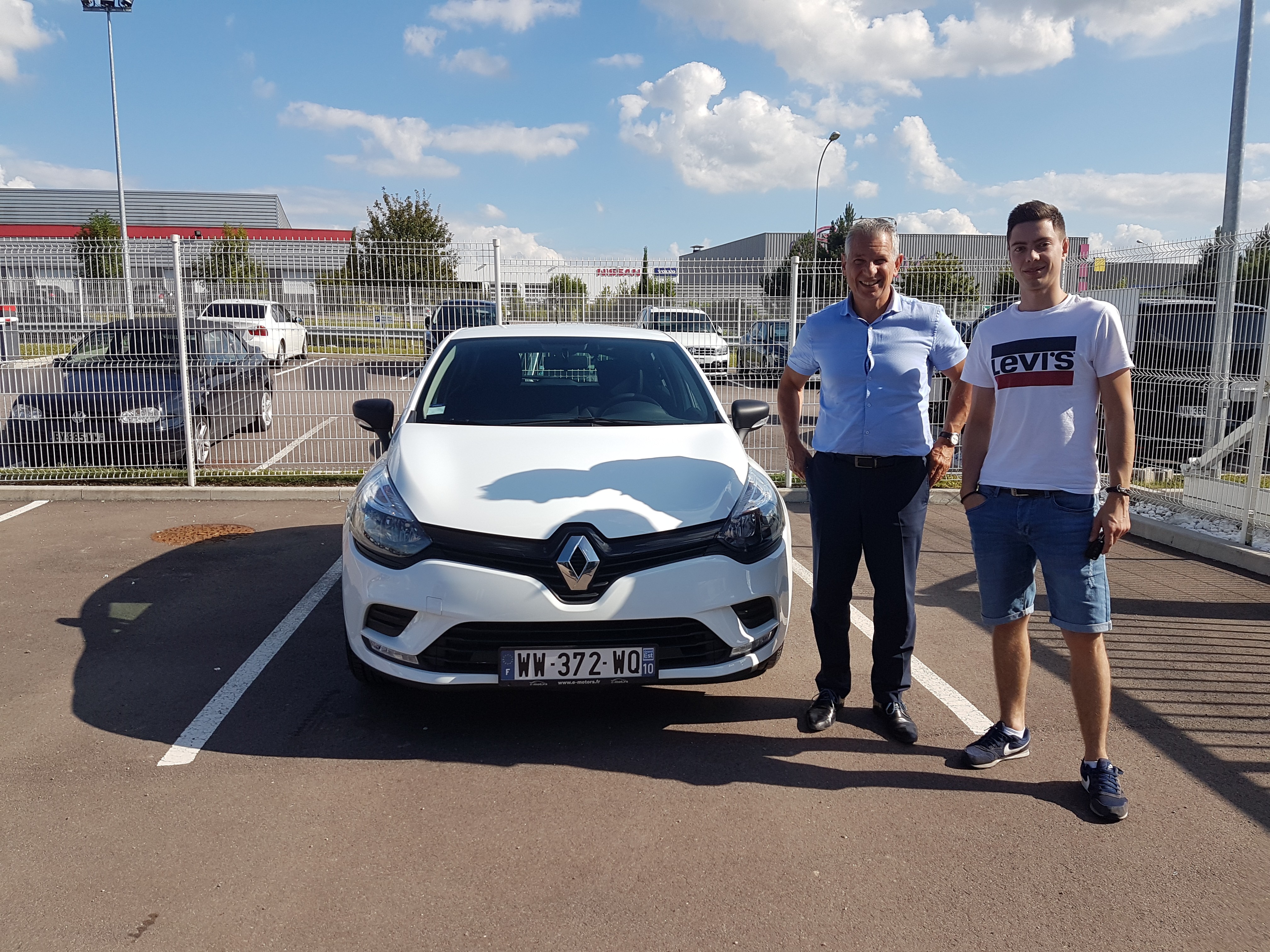 Avis-mandataire-auto-Emotors-Renault-Clio-Life-1-2-16v-75.