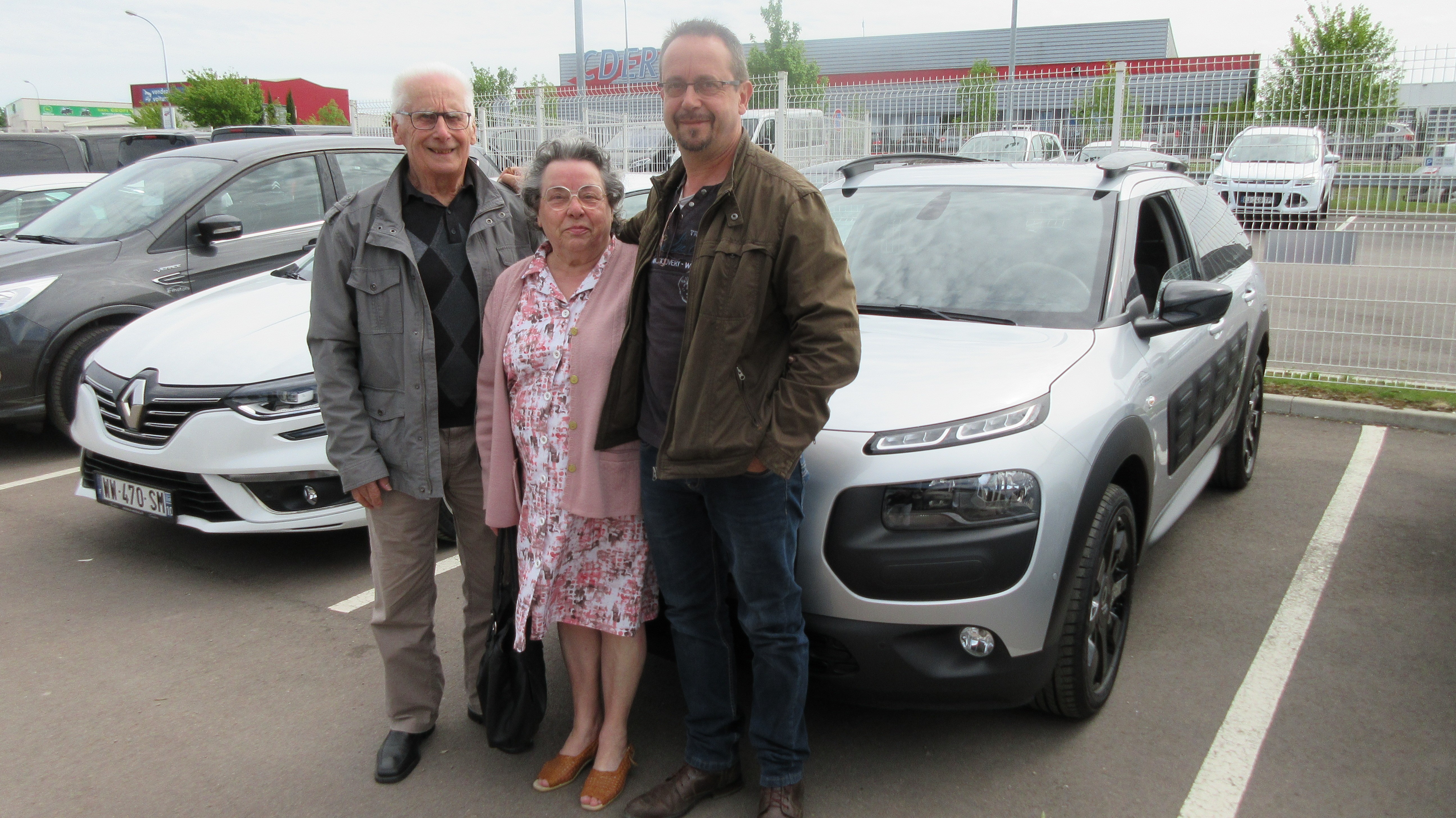 Avis-mandataire-auto-Emotors-Citroen-C4-cactus-Shine-bluehdi-100.