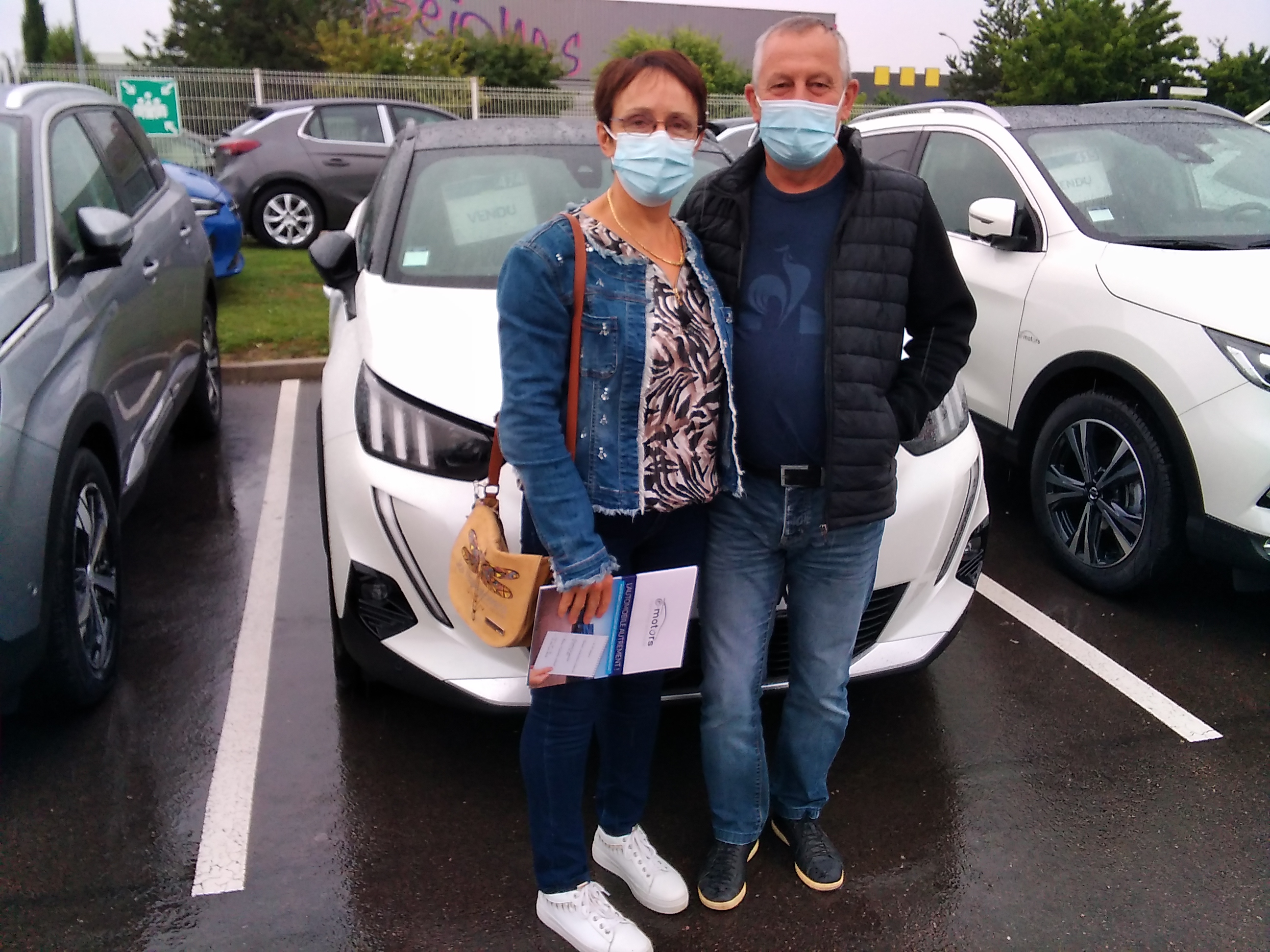 Avis-mandataire-auto-Emotors-Peugeot-2008-Gt-bluehdi-130-s-s-eat8-plus-recharge-smartphone-par-induction.