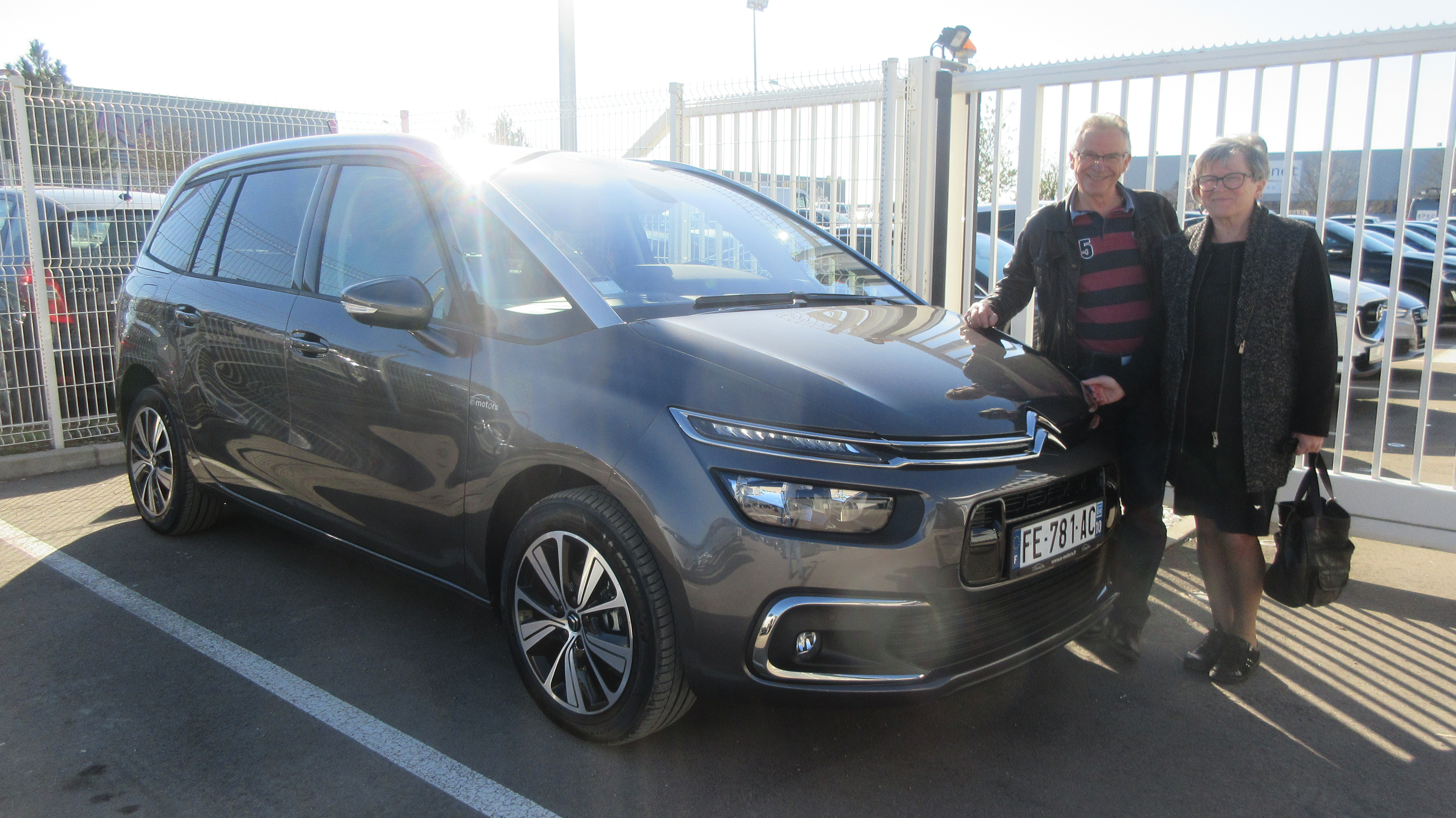 Avis-mandataire-auto-Emotors-Citroen-Grand-c4-spacetourer-Feel-bluehdi-130-s-s-eat8-plus-jantes-17-cam-ra.