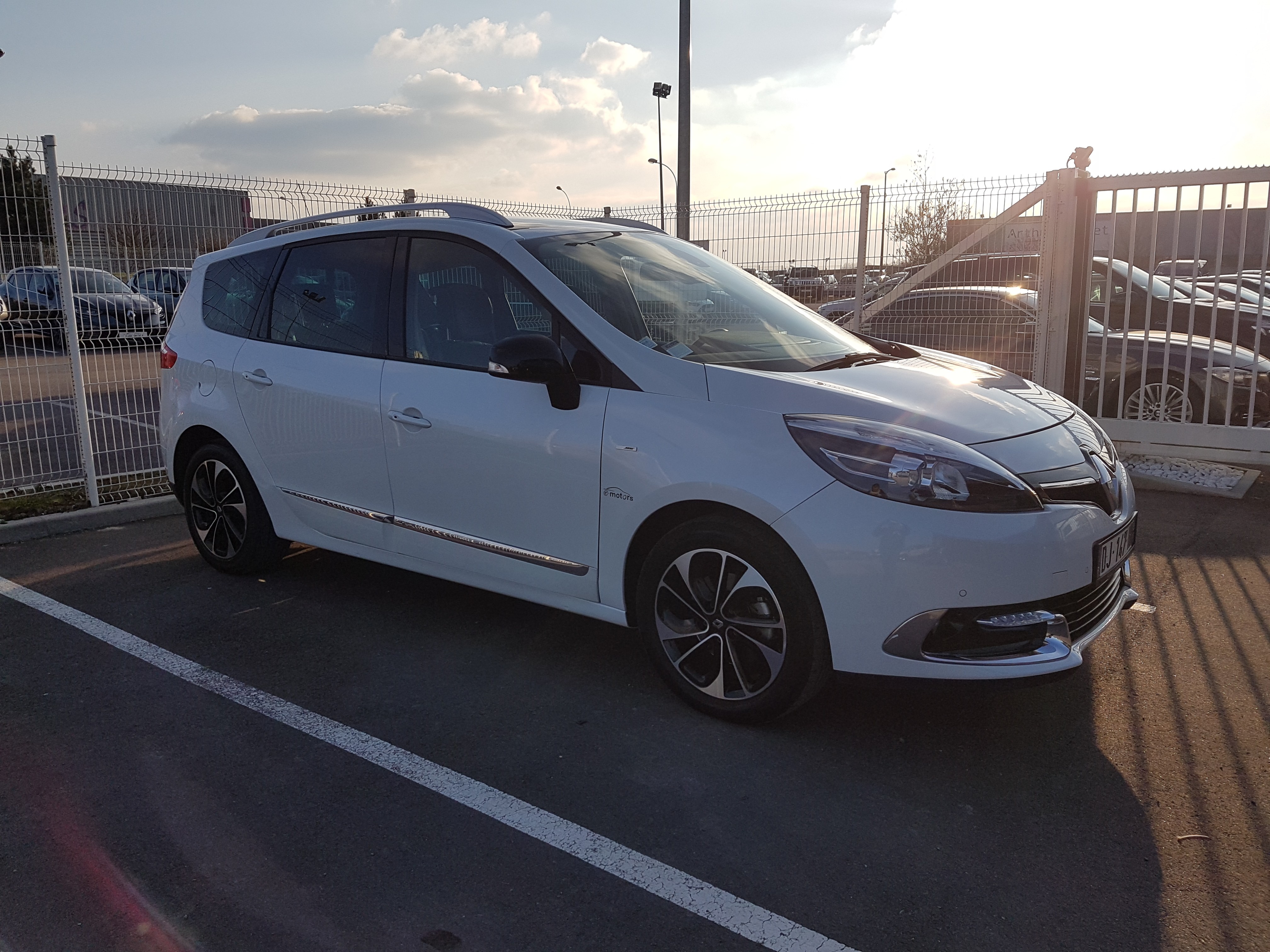 Avis-mandataire-auto-Emotors-Renault-Grand-scenic-Grand-sc-nic-iii-bose-dci-130-7places-plus-toit-ouvrant-plus-visio-system.