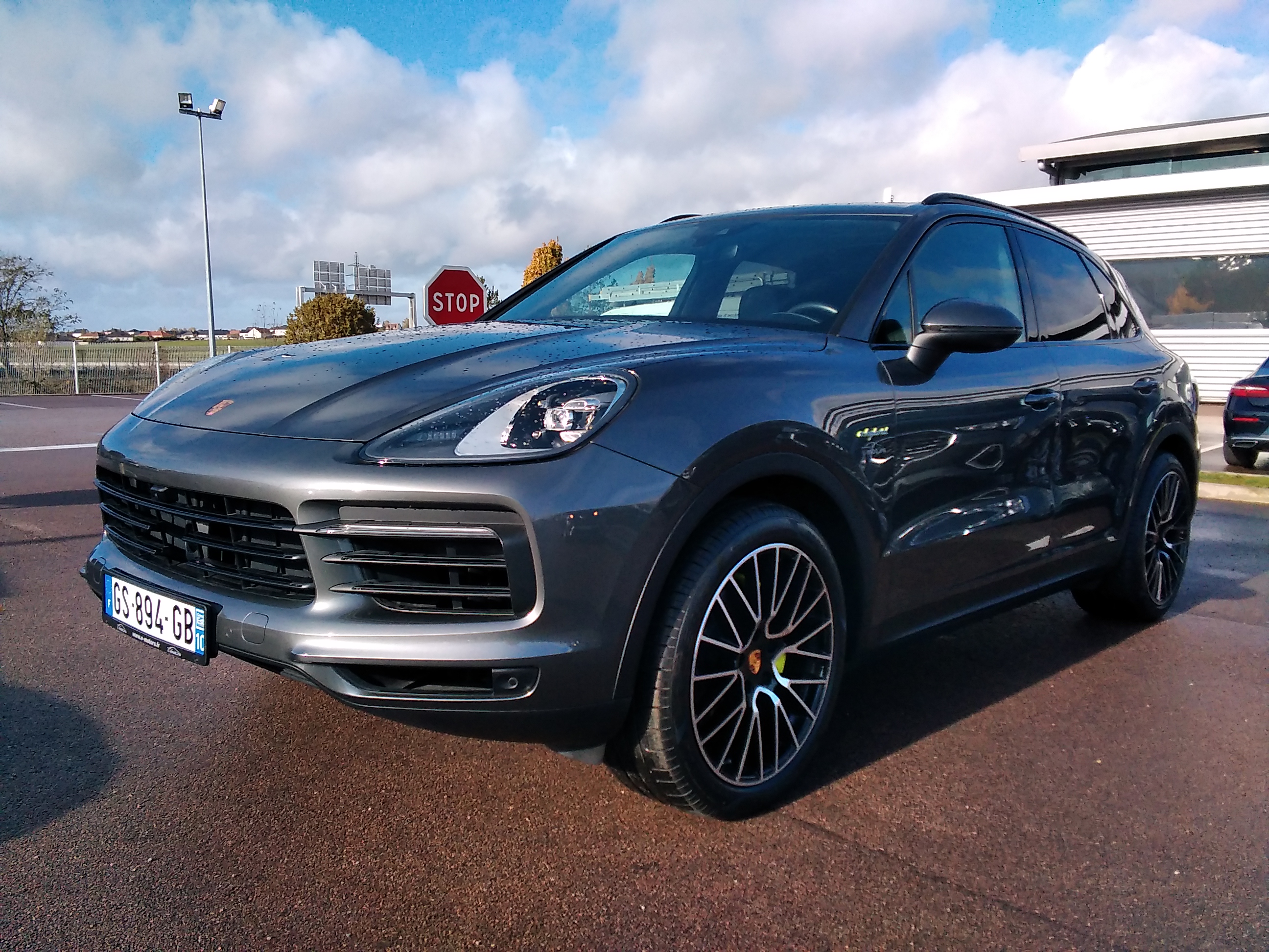 Avis-mandataire-auto-Emotors-Porsche-Cayenne-E-hybrid-3-0-v6-462-ch-tiptronic-bva-plus-toit-plus-jantes-21.