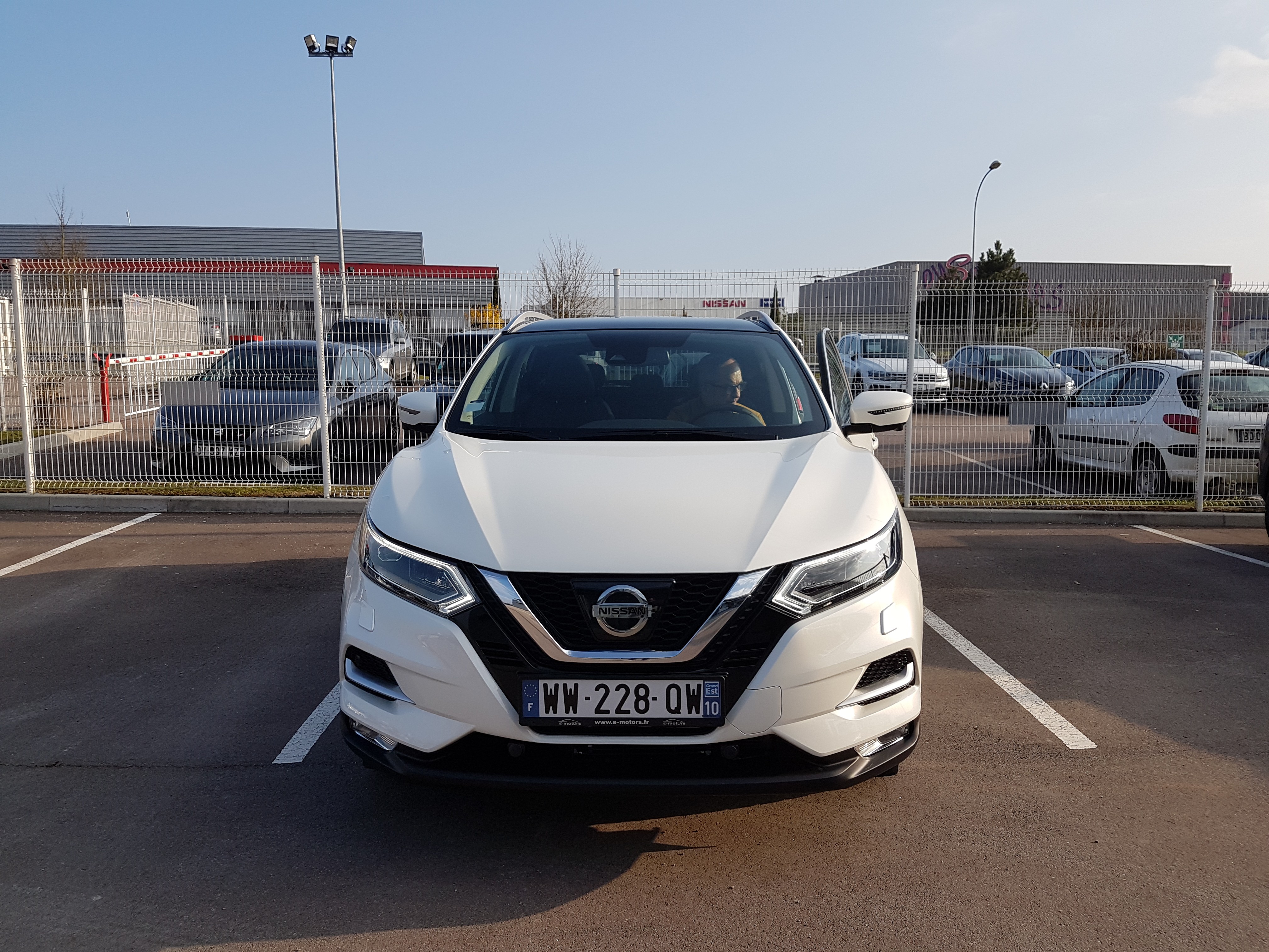 Avis-mandataire-auto-Emotors-Nissan-Qashqai-Tekna-dci-130-xtronic-4x2-plus-toit.