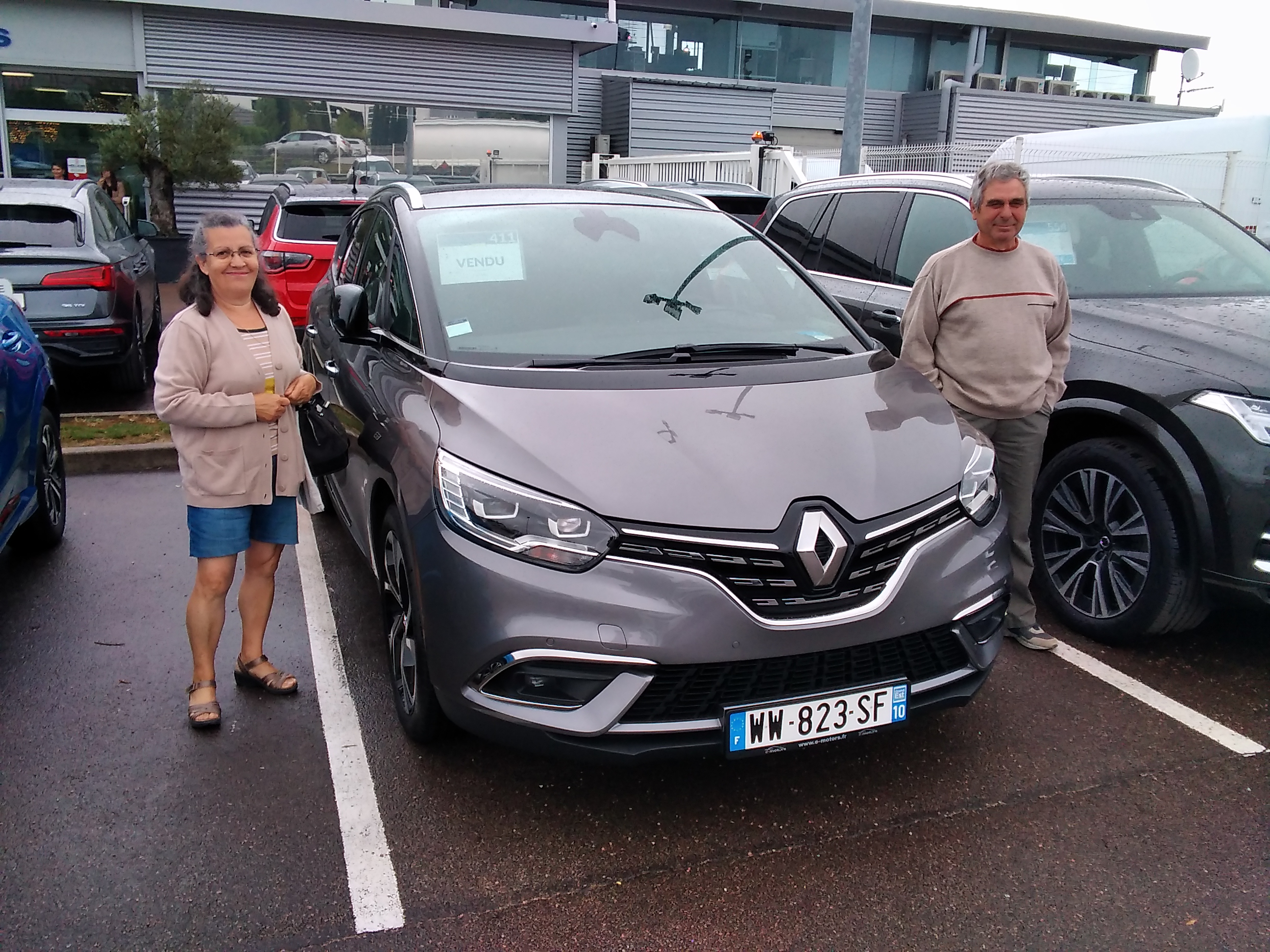 Avis-mandataire-auto-Emotors-Renault-Grand-scenic-Executive-tce-160-edc-7places-plus-toit-panoramique.