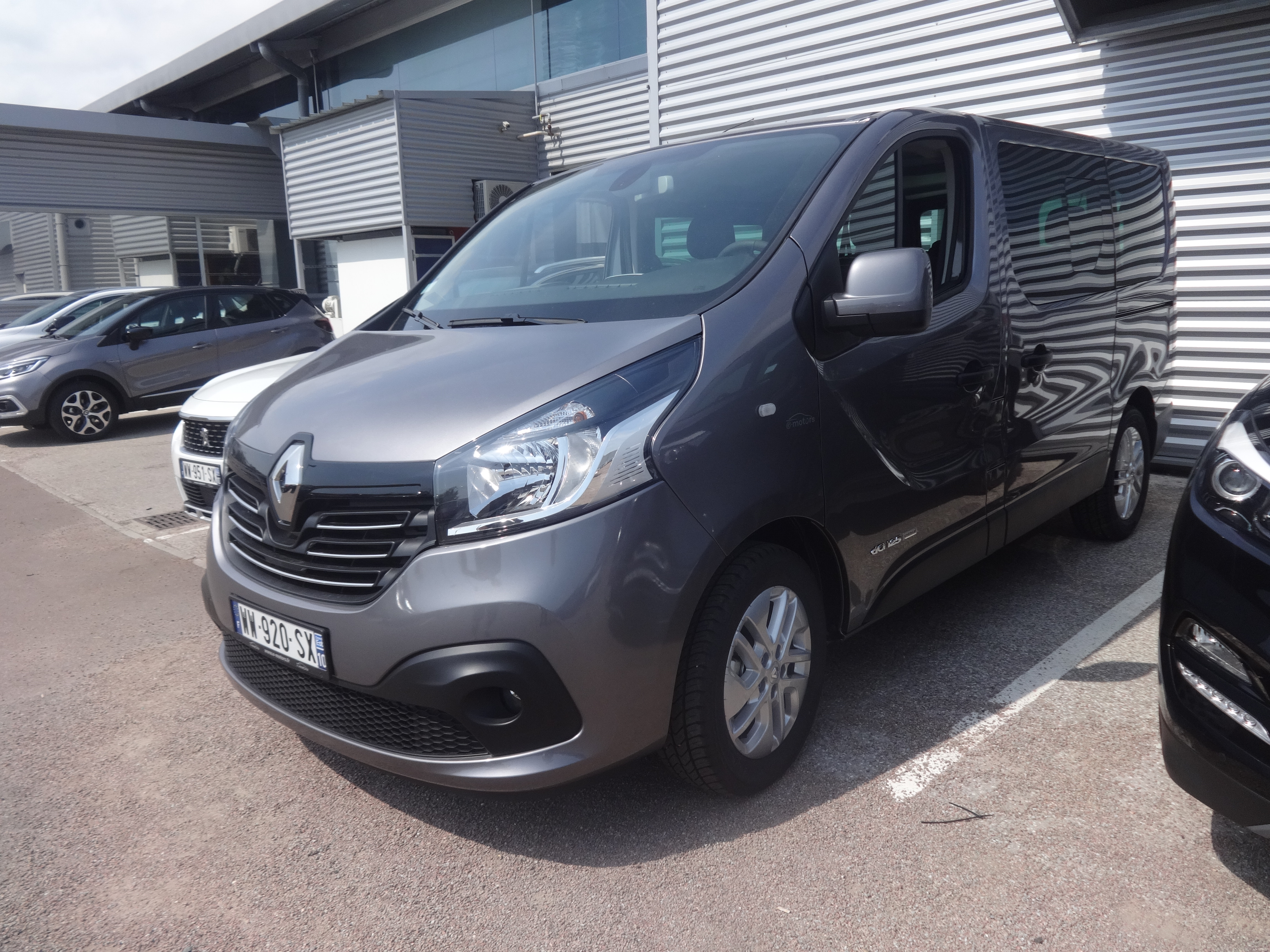 Avis-mandataire-auto-Emotors-Renault-Trafic-combi-Intens-dci-125-energy-8places-plus-portes-180.