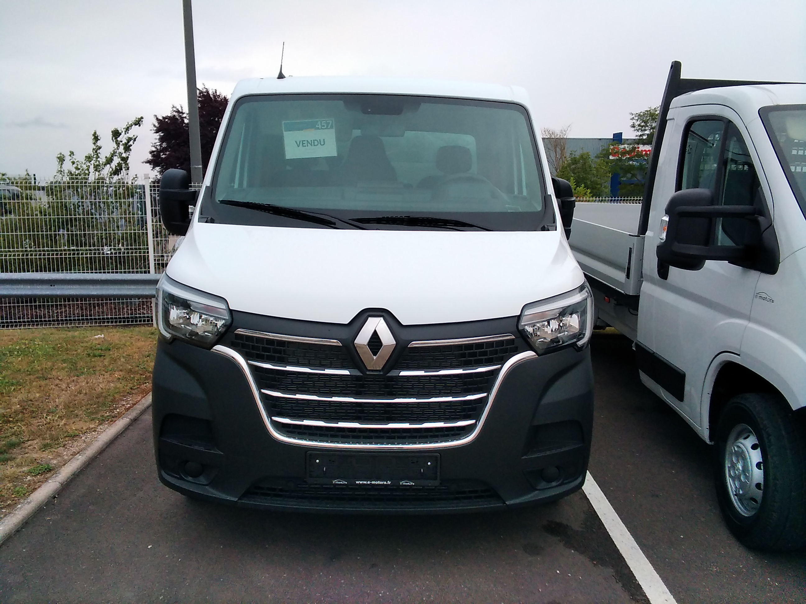 Avis-mandataire-auto-Emotors-Renault-Master-benne-simple-Confort-propulsion-3500-l3-plus-coffre-dci-145-roues-jumel-es.