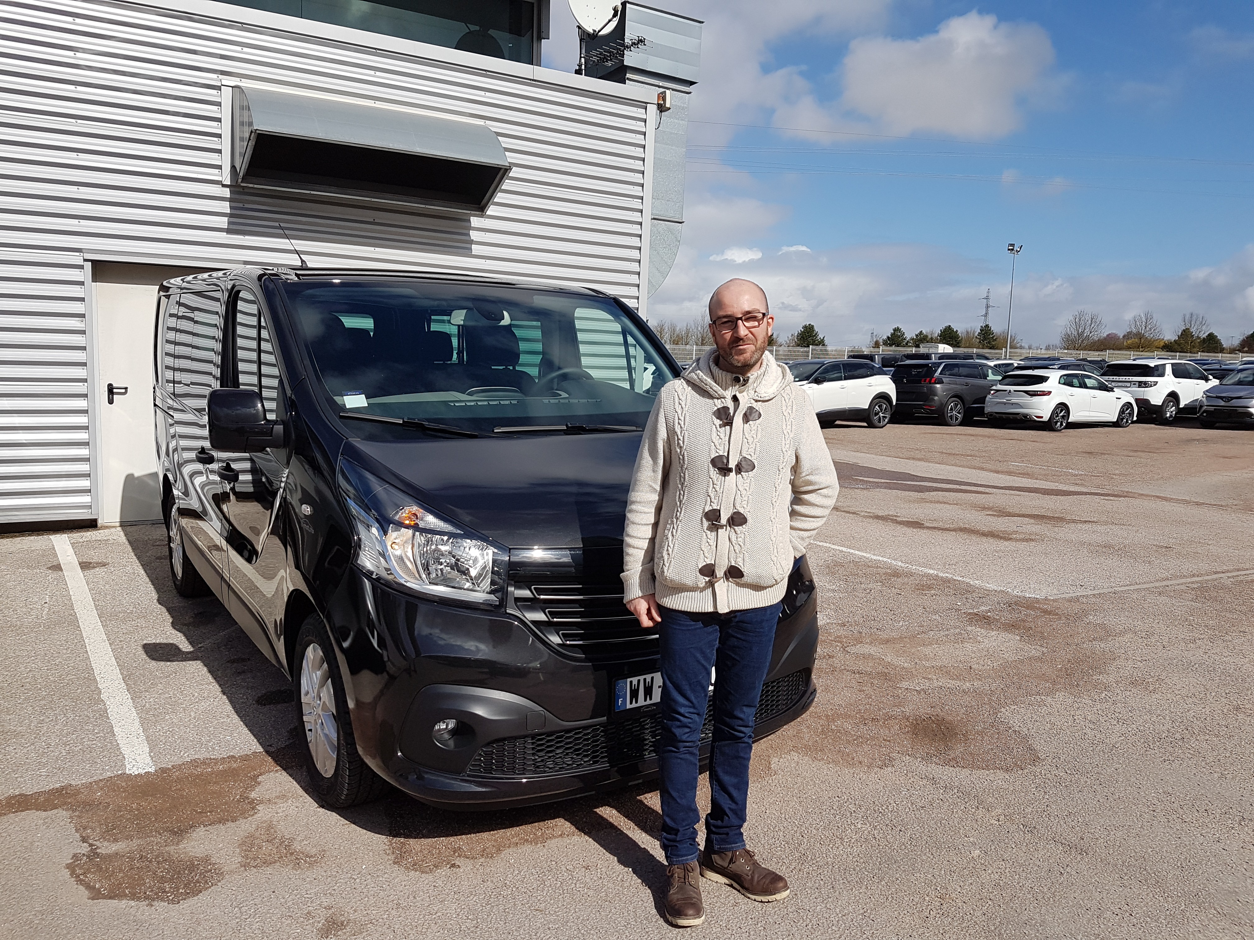 Avis-mandataire-auto-Emotors-Renault-Trafic-combi-Intens-dci-125-energy-8places-plus-portes-180.