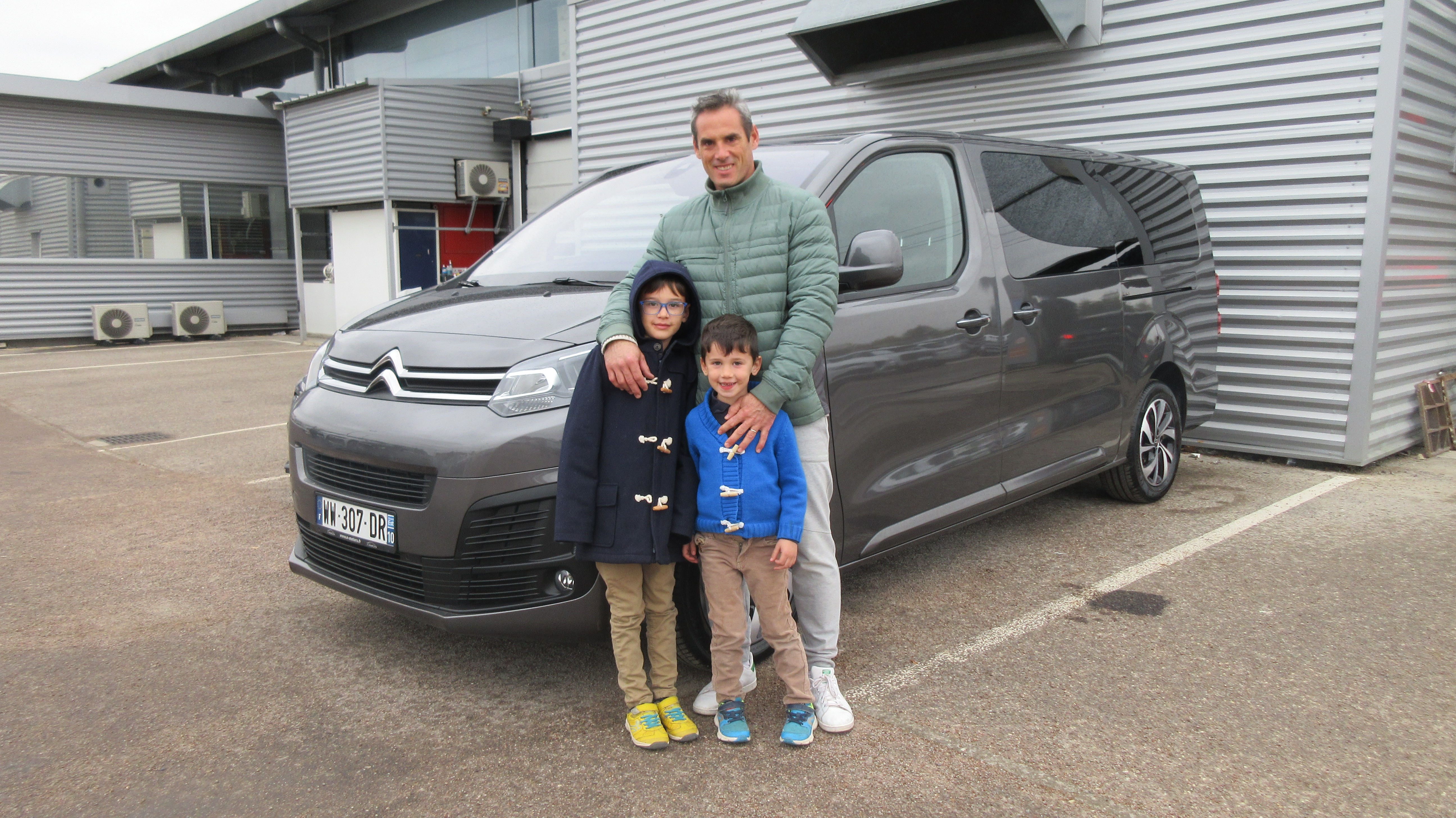 Avis-mandataire-auto-Emotors-Citroen-Spacetourer-Shine-xl-bluehdi-180-s-s-eat8.