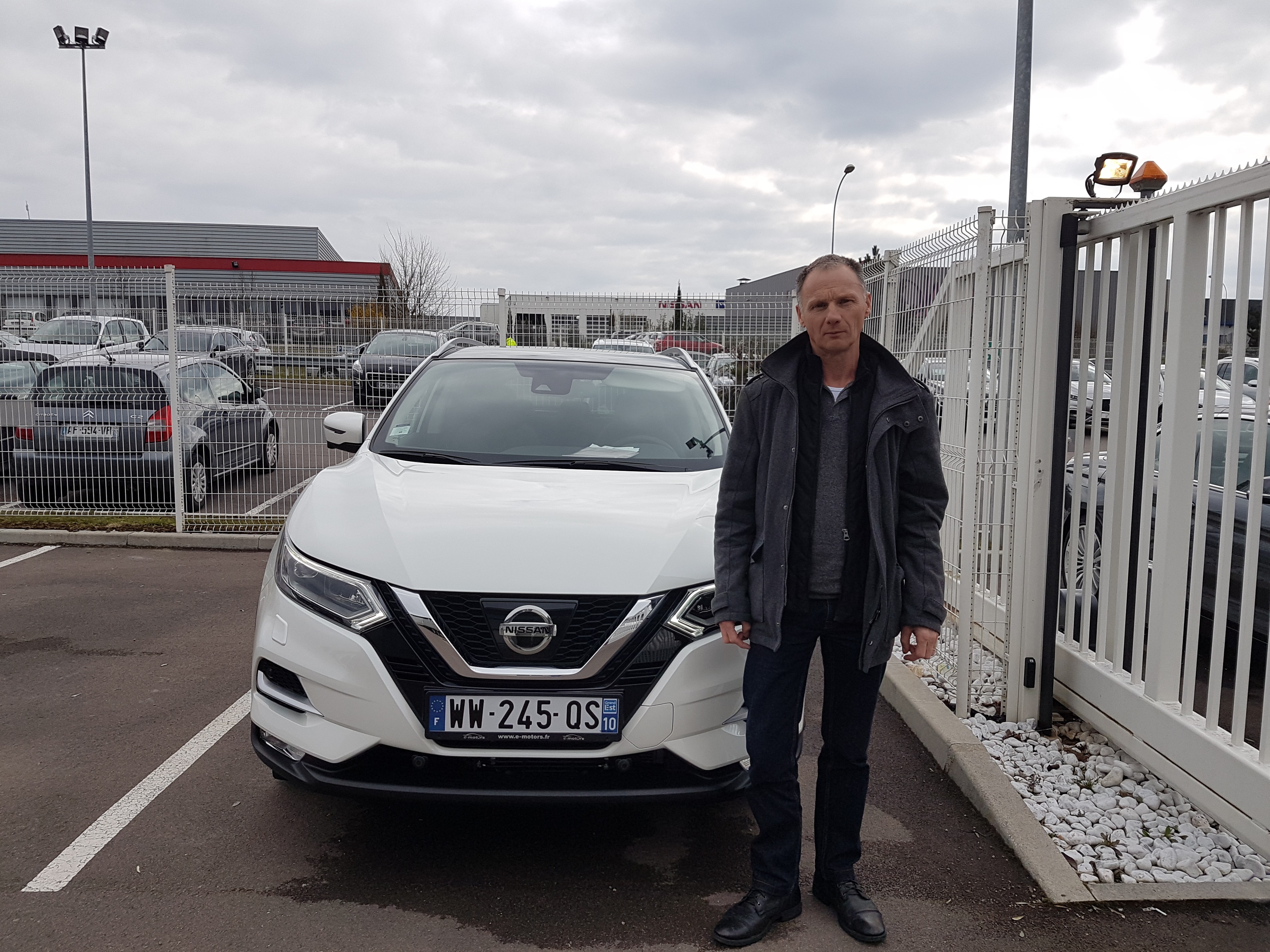 Avis-mandataire-auto-Emotors-Nissan-Qashqai-Tekna-dci-130-xtronic-4x2-plus-toit.