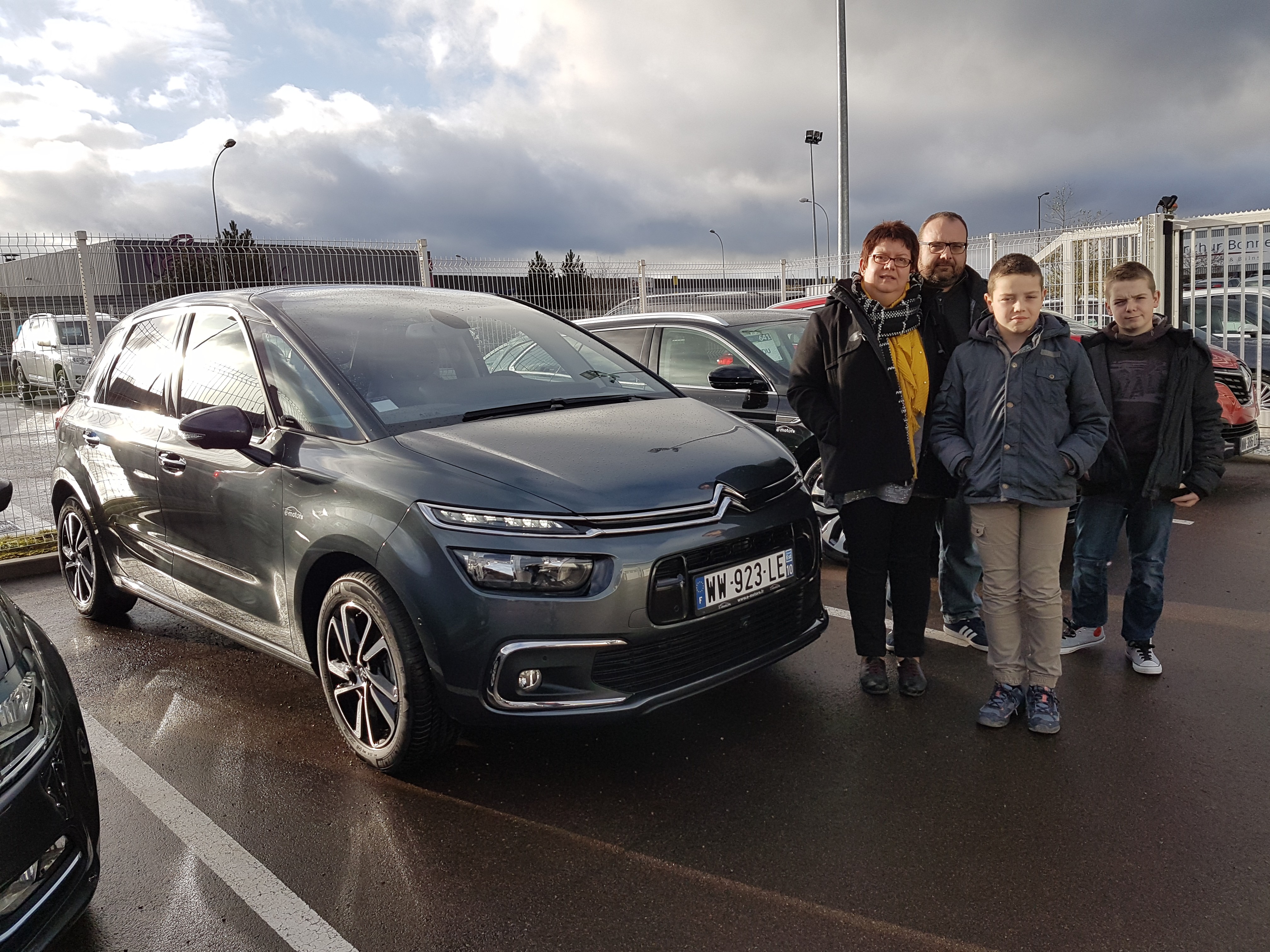 Avis-mandataire-auto-Emotors-Citroen-C4-picasso-Shine-bluehdi-120-s-s.