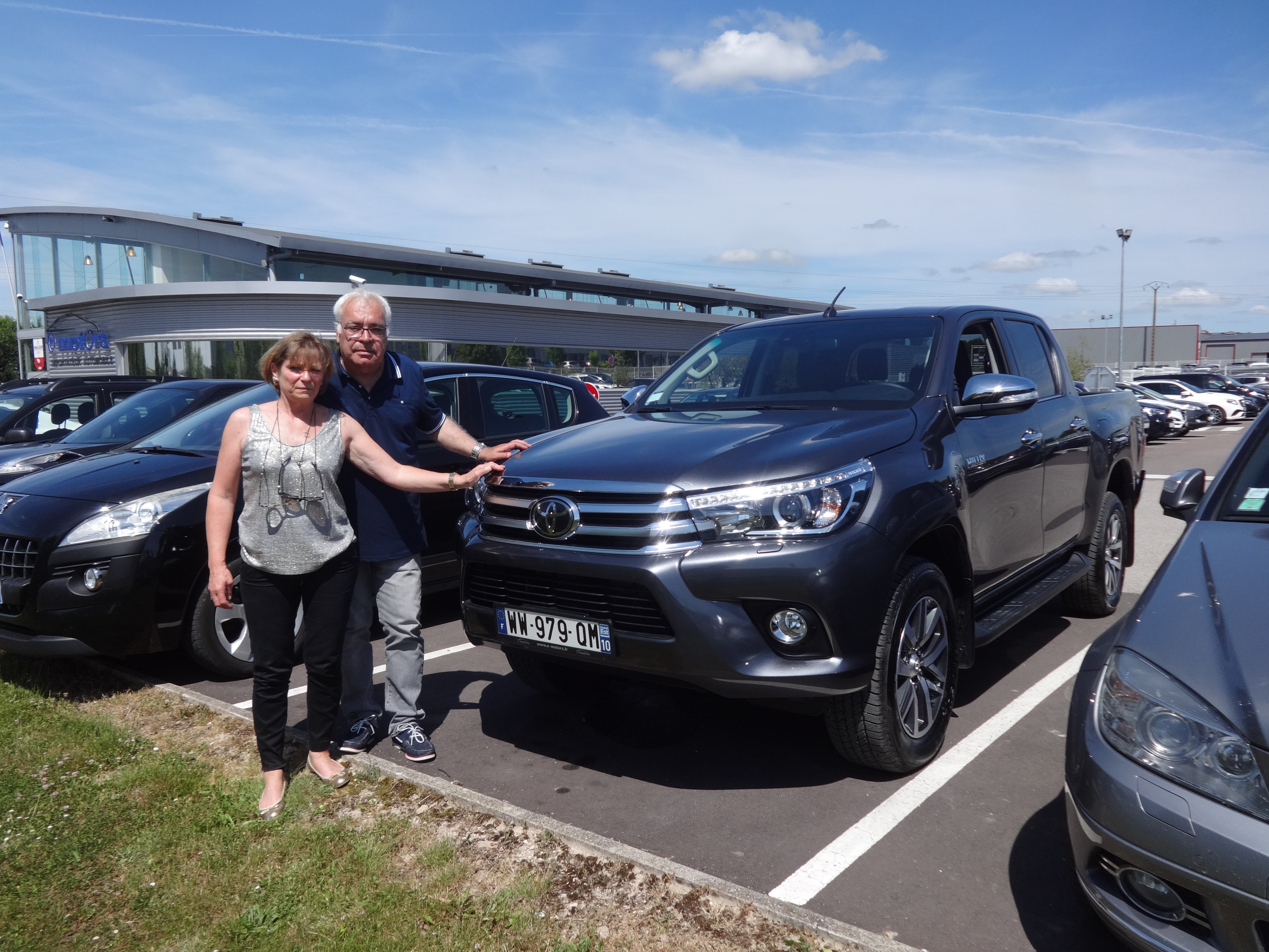 Avis-mandataire-auto-Emotors-Toyota-Hilux-Dble-cab-lounge-2-4l-150-d-4d-auto-4x4.