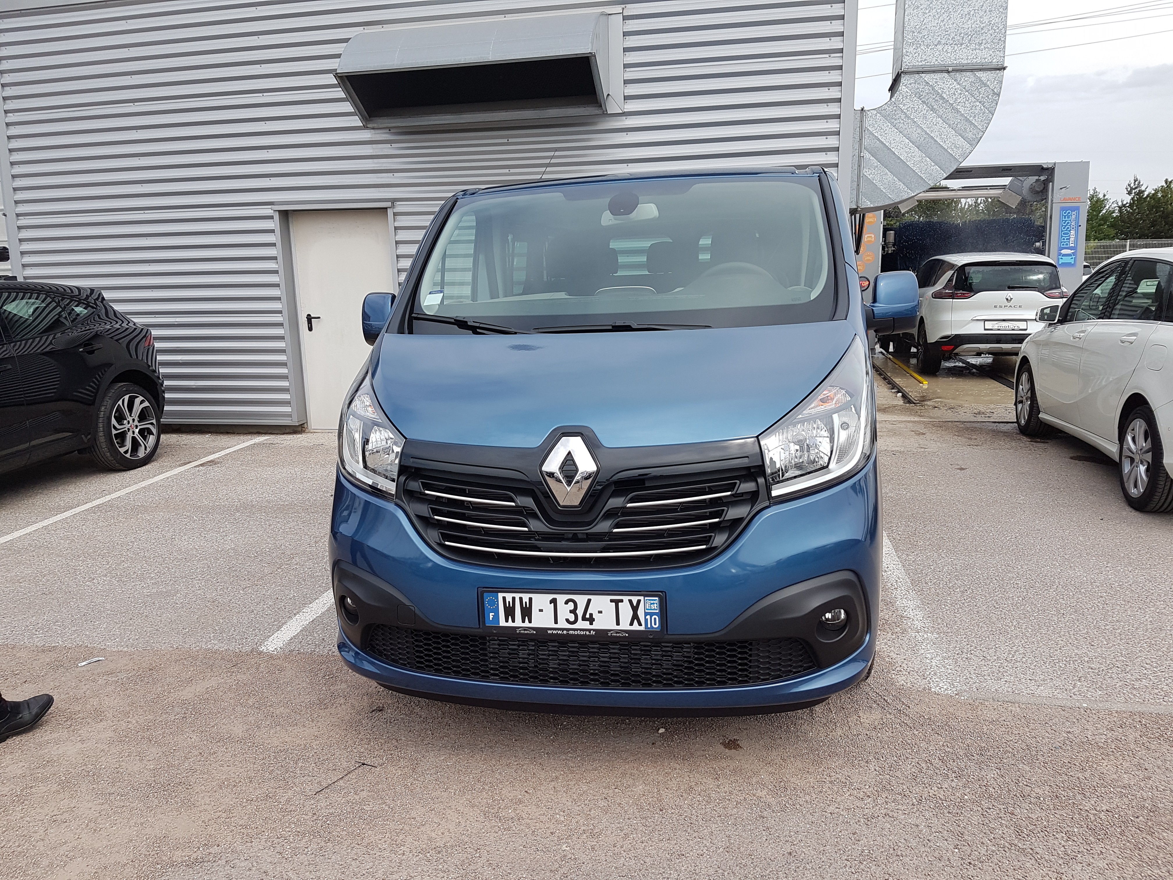 Avis-mandataire-auto-Emotors-Renault-Trafic-combi-Grand-intens-dci-145-energy-8places-plus-portes-180.