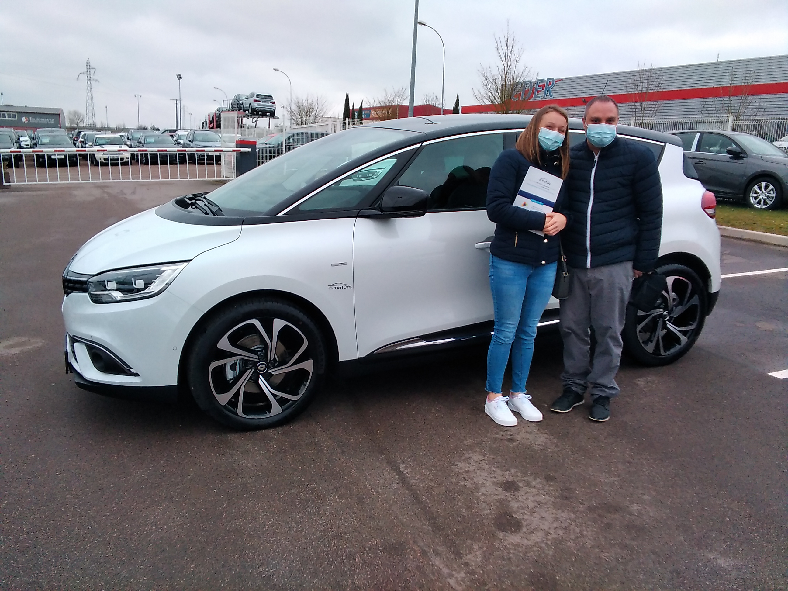 Avis-mandataire-auto-Emotors-Renault-Scenic-Bose-blue-dci-150-plus-park-assist.