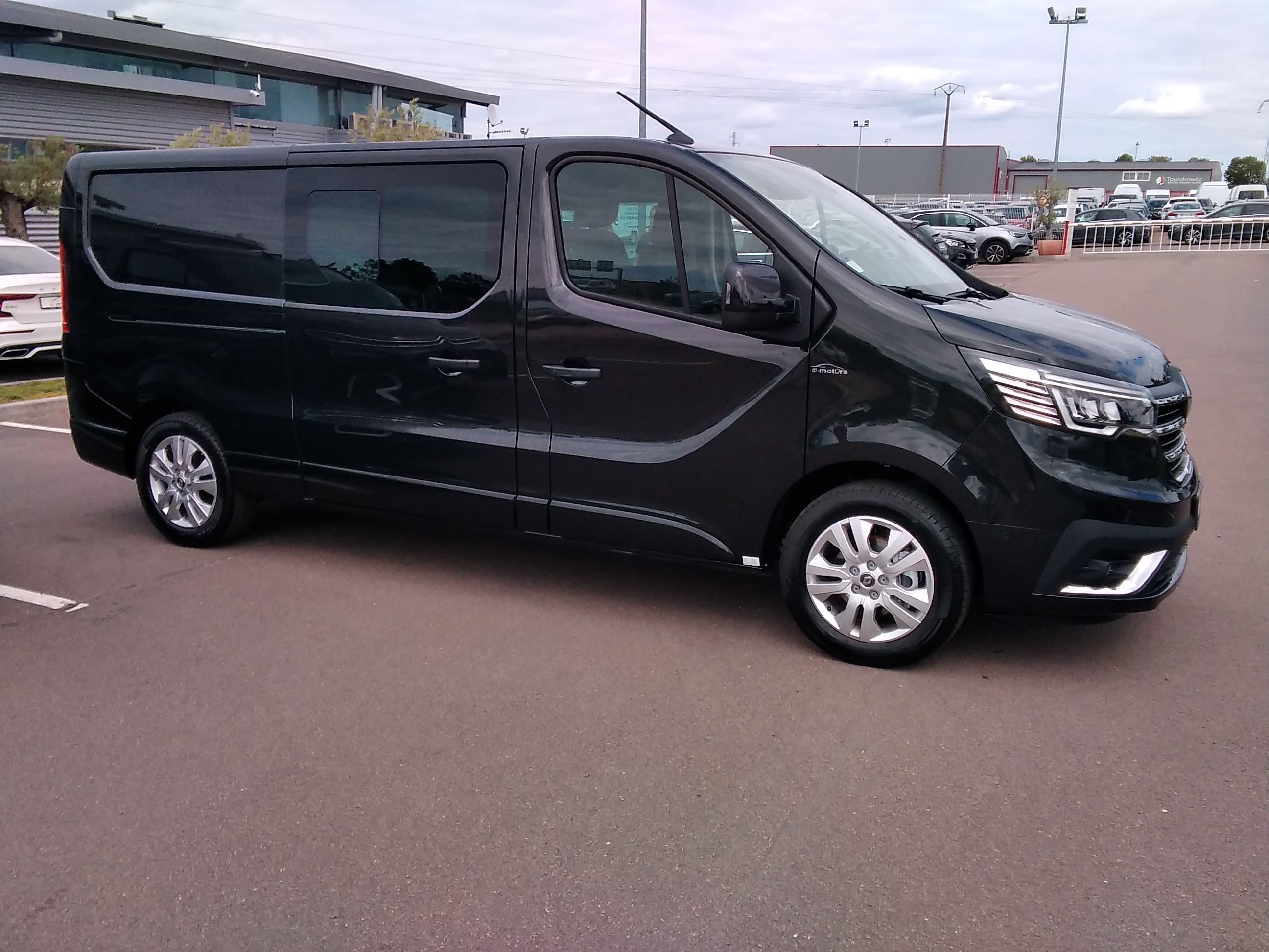 Avis-mandataire-auto-Emotors-Renault-Trafic-cabine-approfondie-Grand-confort-l2h1-3000kg-bluedci-150-edc.