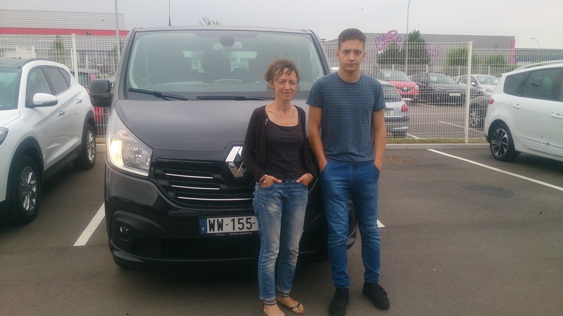 Avis-mandataire-auto-Emotors-Renault-Trafic-combi-Intens-dci-125-energy-9places-plus-hayon.