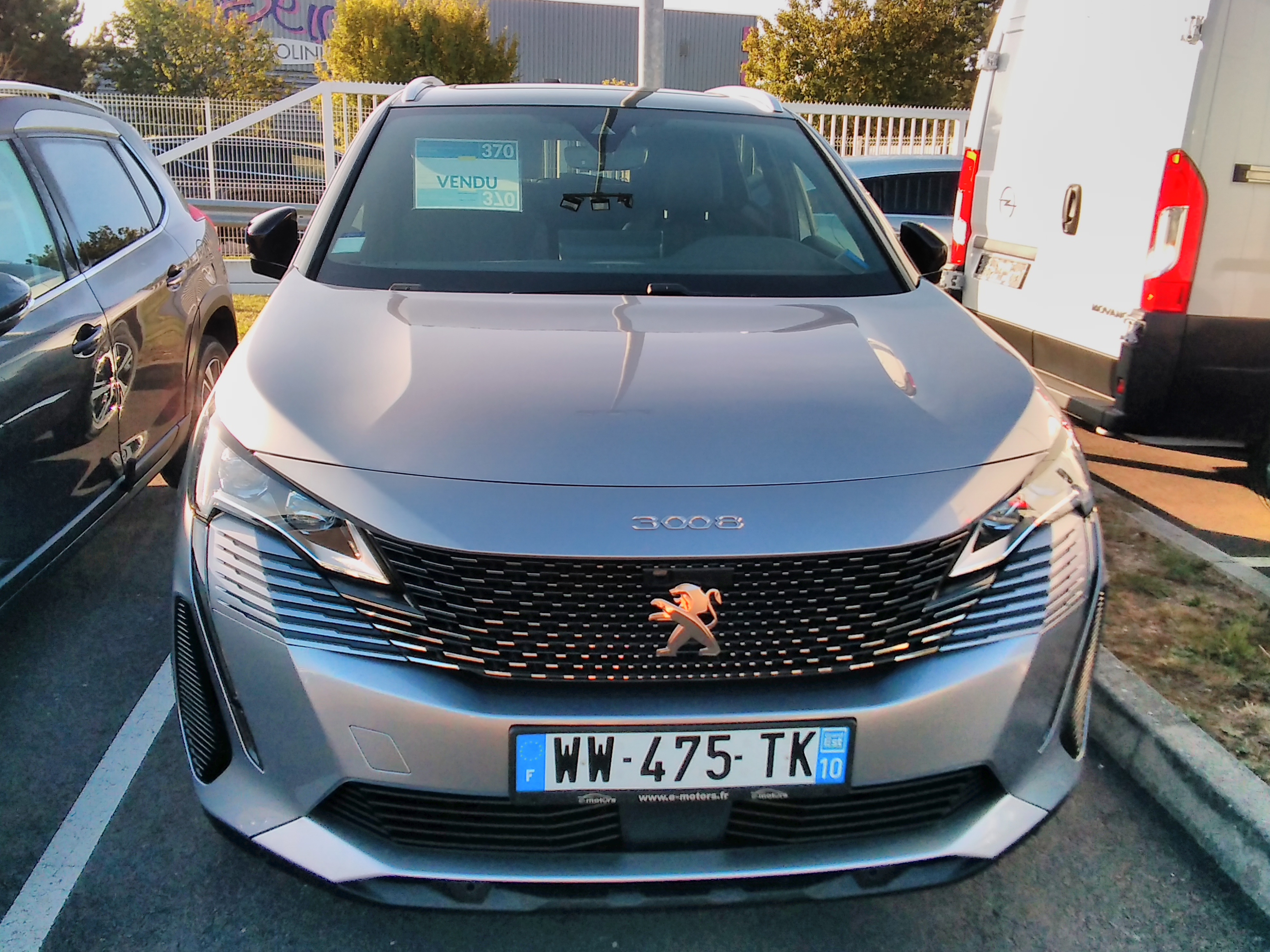 Avis-mandataire-auto-Emotors-Peugeot-3008-Hybrid4-300-e-eat8-gt-plus-toit-plus-night-vision.