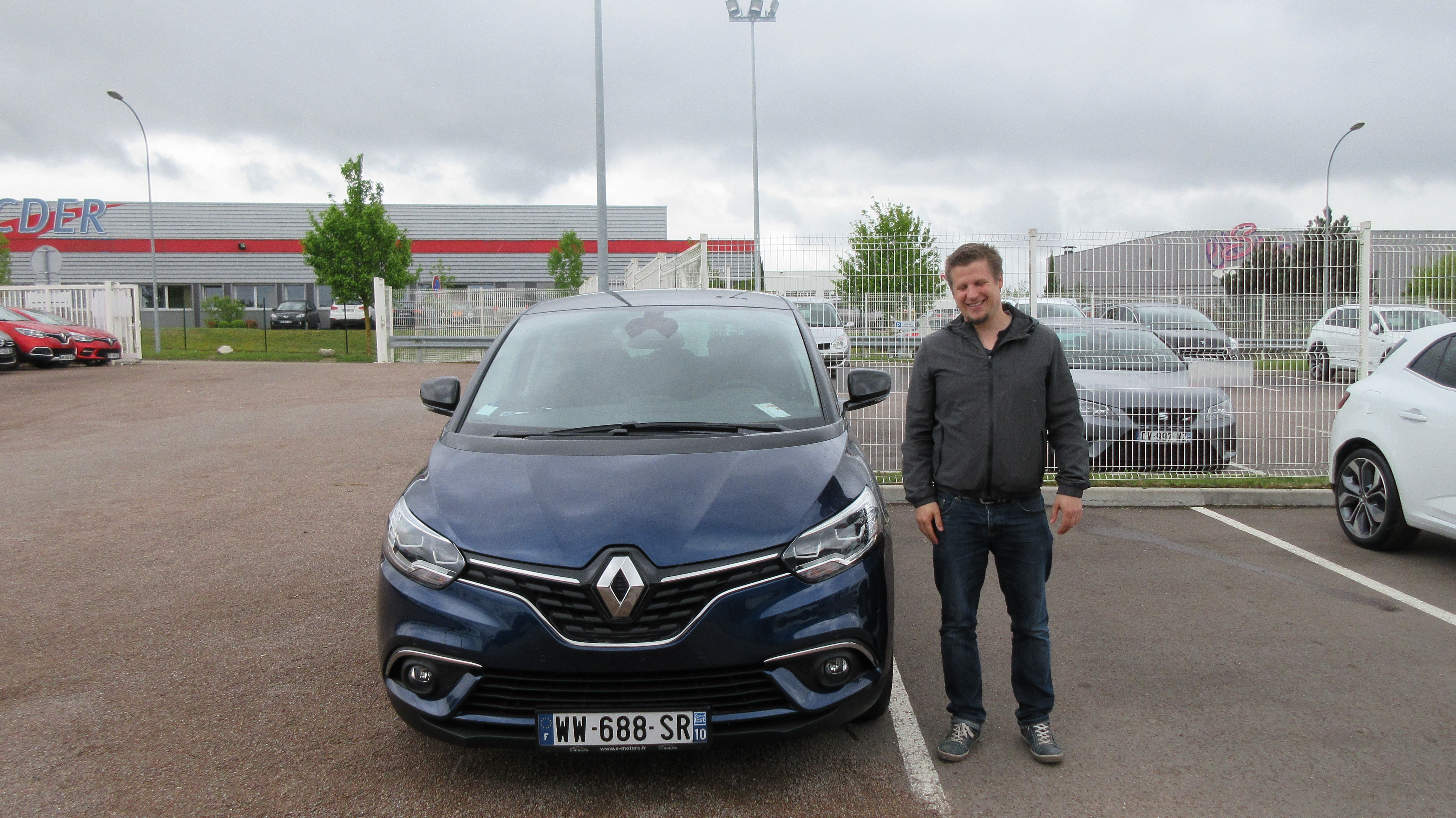 Avis-mandataire-auto-Emotors-Renault-Scenic-Intens-tce-160-energy-plus-bose-toit-vitr.