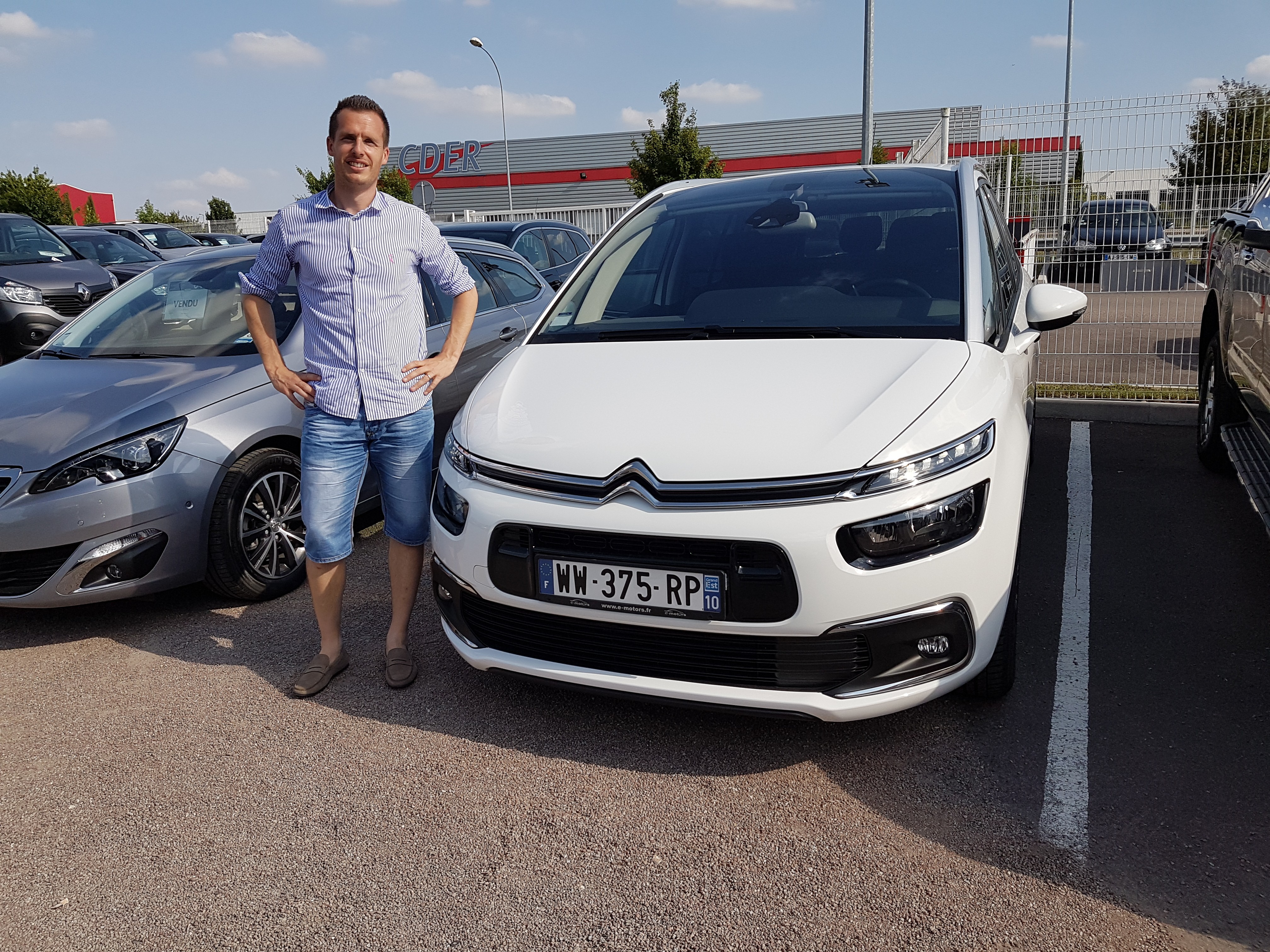 Avis-mandataire-auto-Emotors-Citroen-Grand-c4-picasso-Feel-bluehdi-120-s-s-eat6.