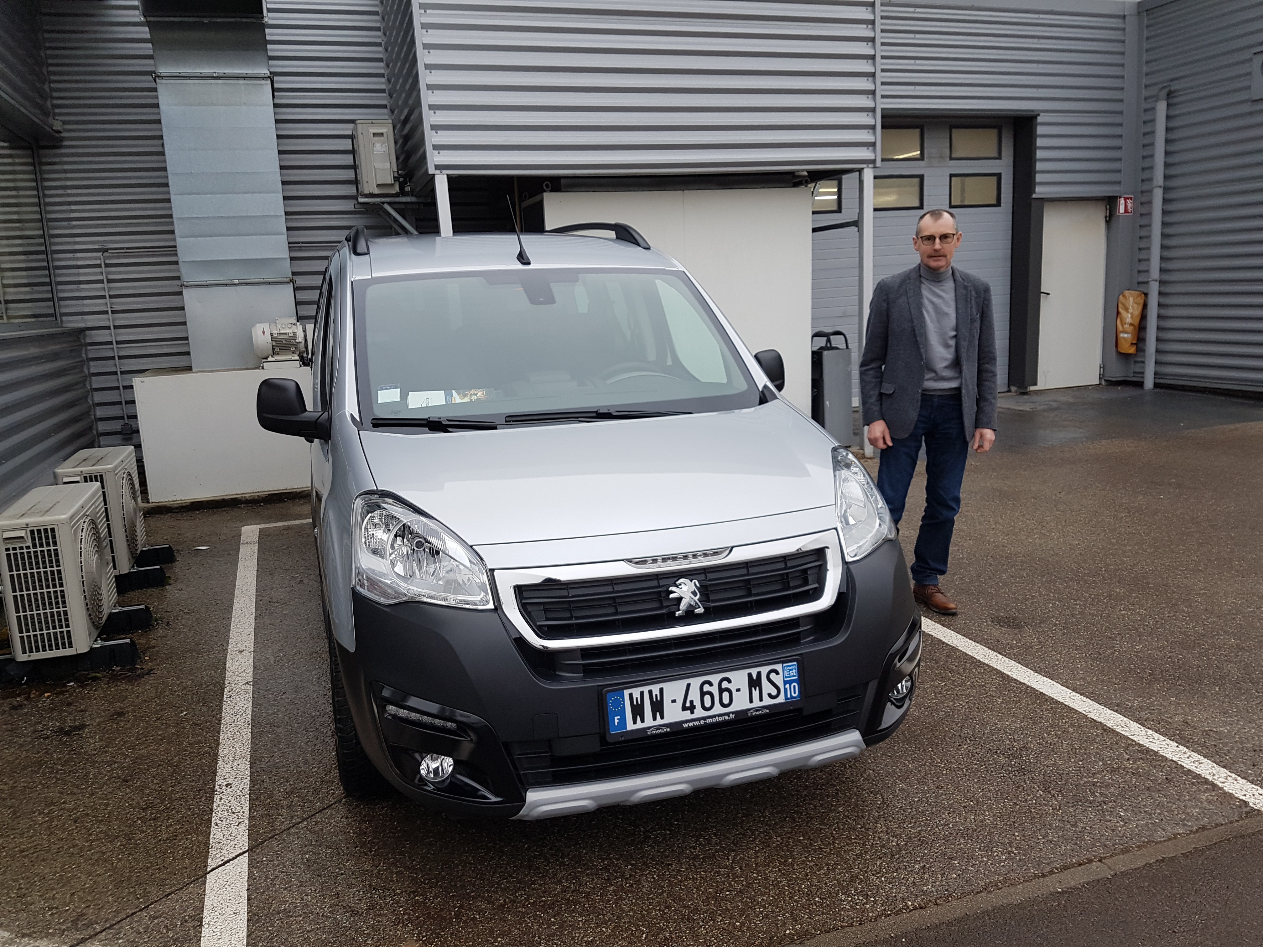 Avis-mandataire-auto-Emotors-Peugeot-Partner-tepee-Outdoor-bluehdi-100-s-s-plus-jantes-alliage-16.