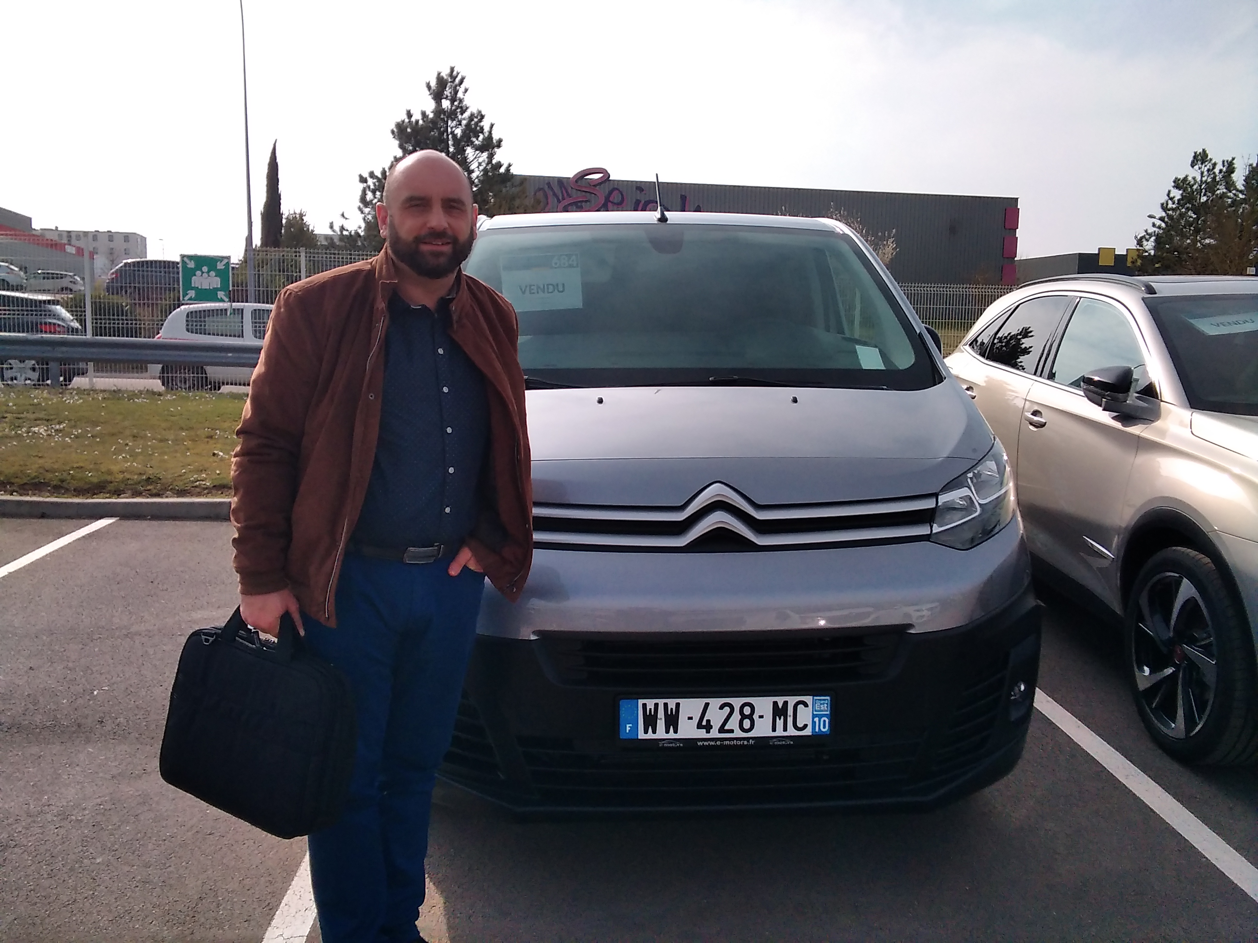 Avis-mandataire-auto-Emotors-Citroen-Jumpy-cabine-approfondie-Club-xl-bluehdi-145-s-s-plus-gps-plus-cam-ra-plus-porte-lat-rale-gauche.
