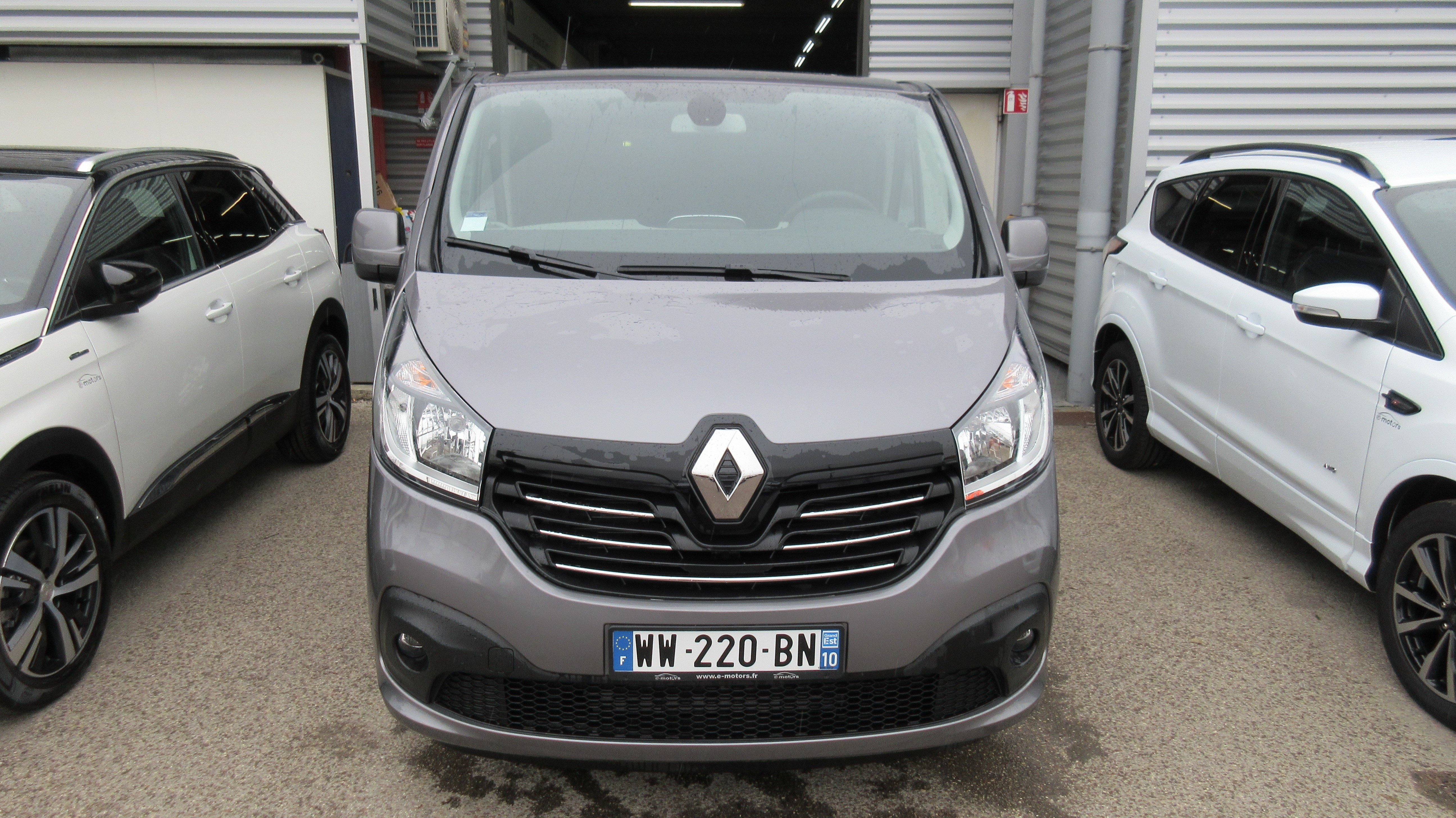 Avis-mandataire-auto-Emotors-Renault-Trafic-combi-Intens-dci-125-energy-8places-plus-portes-180.