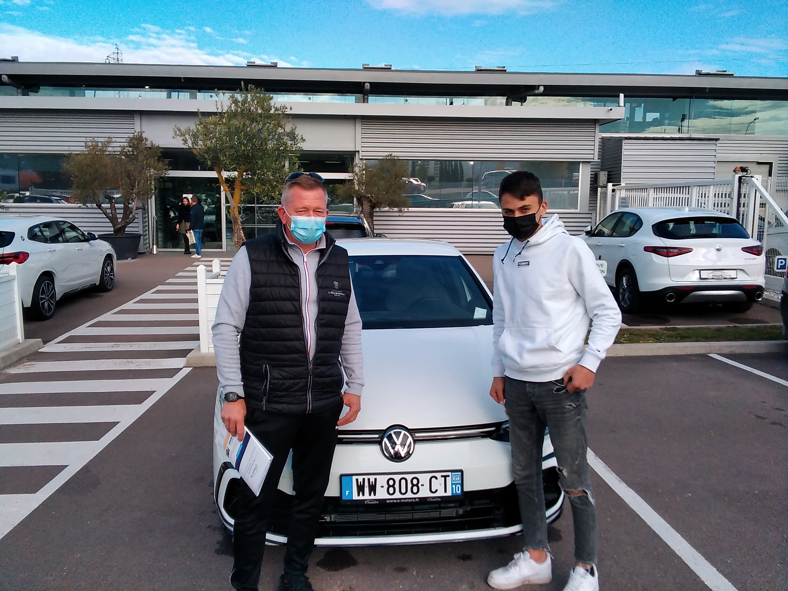 Avis-mandataire-auto-Emotors-Volkswagen-Golf-R-line-1st-tdi-150-dsg7-plus-pack-black-style-plus-jantes-18.