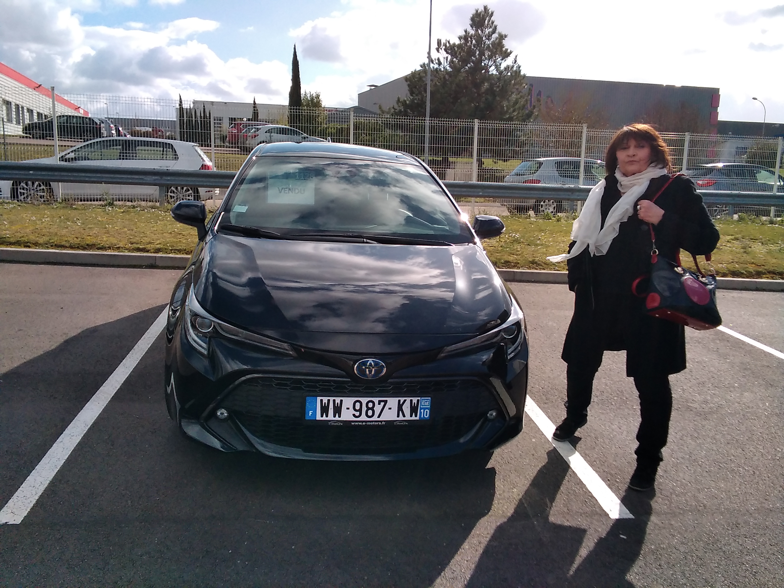 Avis-mandataire-auto-Emotors-Toyota-Corolla-hybride-Corolla-design-hybride-122-plus-gps.