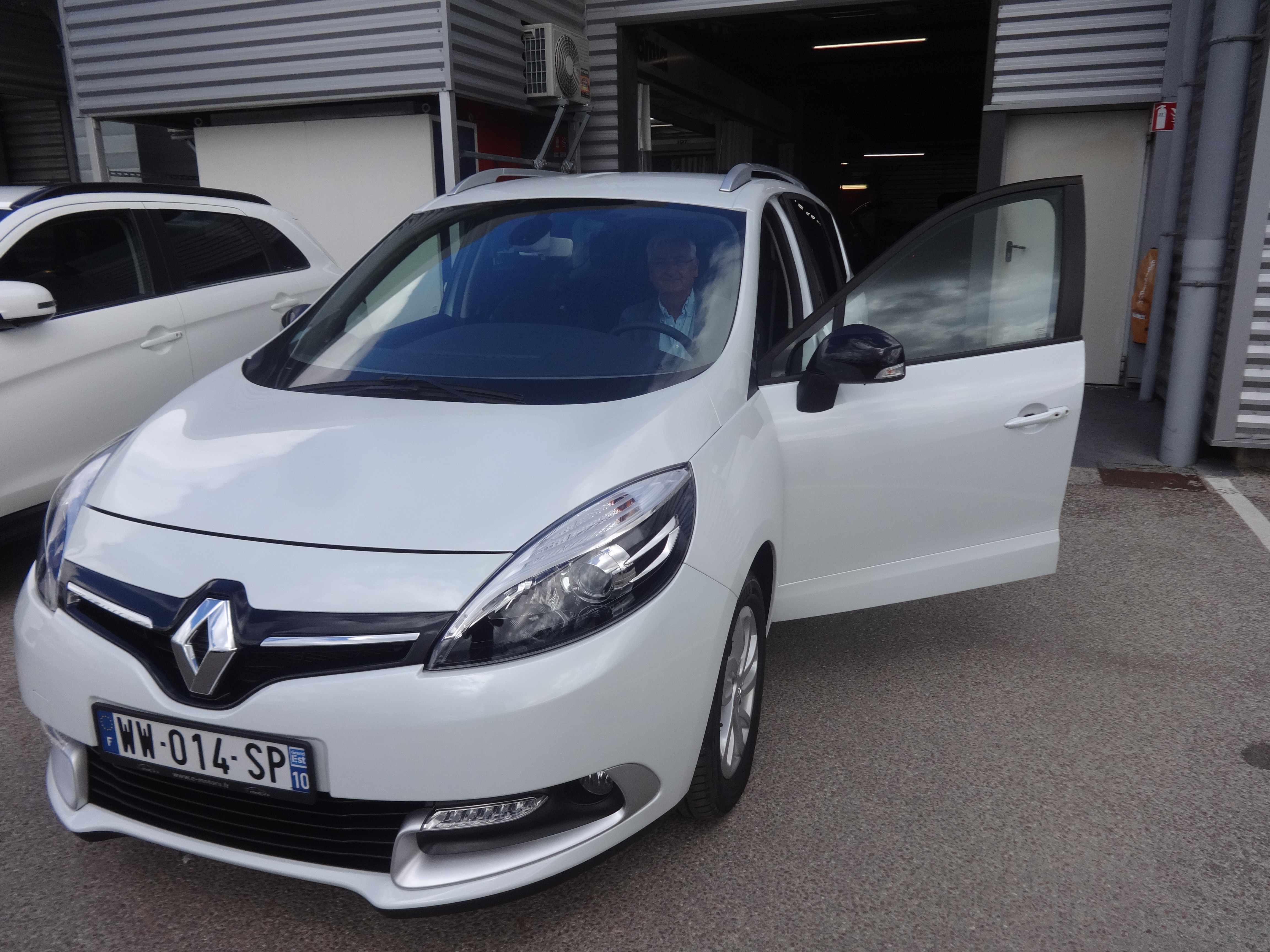 Avis-mandataire-auto-Emotors-Renault-Grand-scenic-Grand-sc-nic-iii-zen-tce-130-energy-7places-plus-gps.