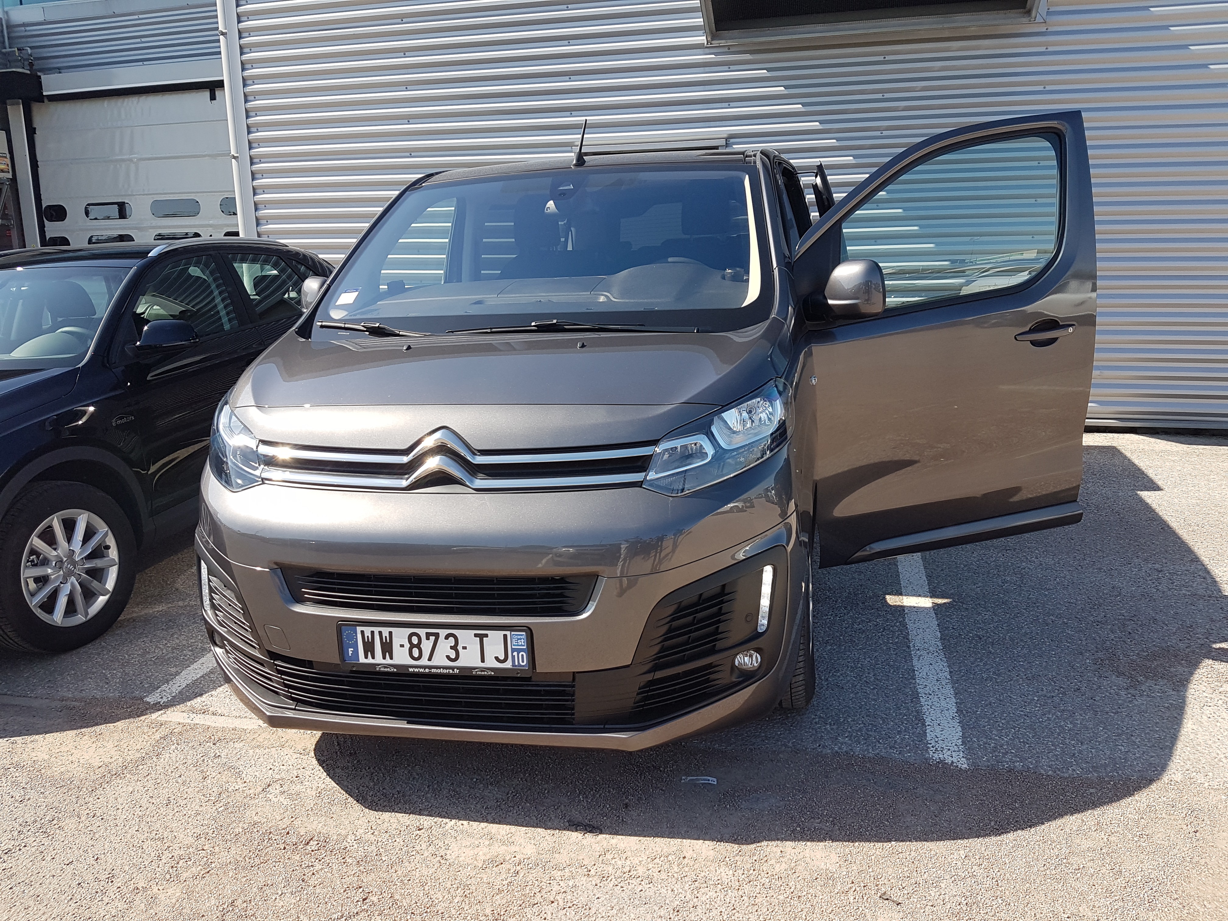 Avis-mandataire-auto-Emotors-Citroen-Spacetourer-M-feel-bluehdi-150-s-s-8places-plus-gps-cam-ra.