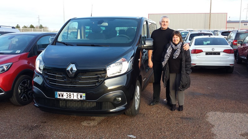Avis-mandataire-auto-Emotors--Renault-trafic-combi-black-edition-dci-120-energy-8places-plus-hayon-.