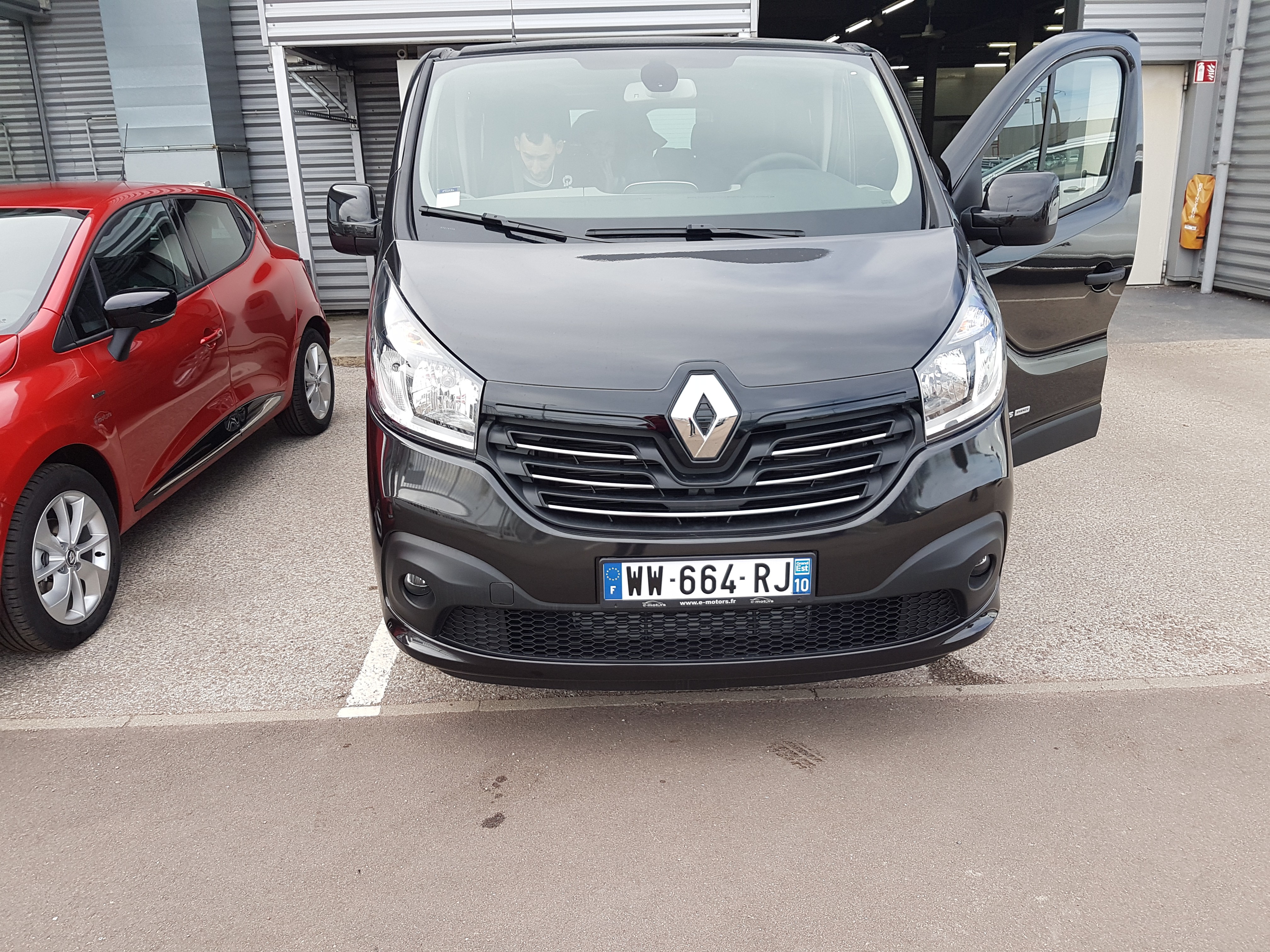 Avis-mandataire-auto-Emotors-Renault-Trafic-combi-Intens-dci-125-energy-8places-plus-portes-180.