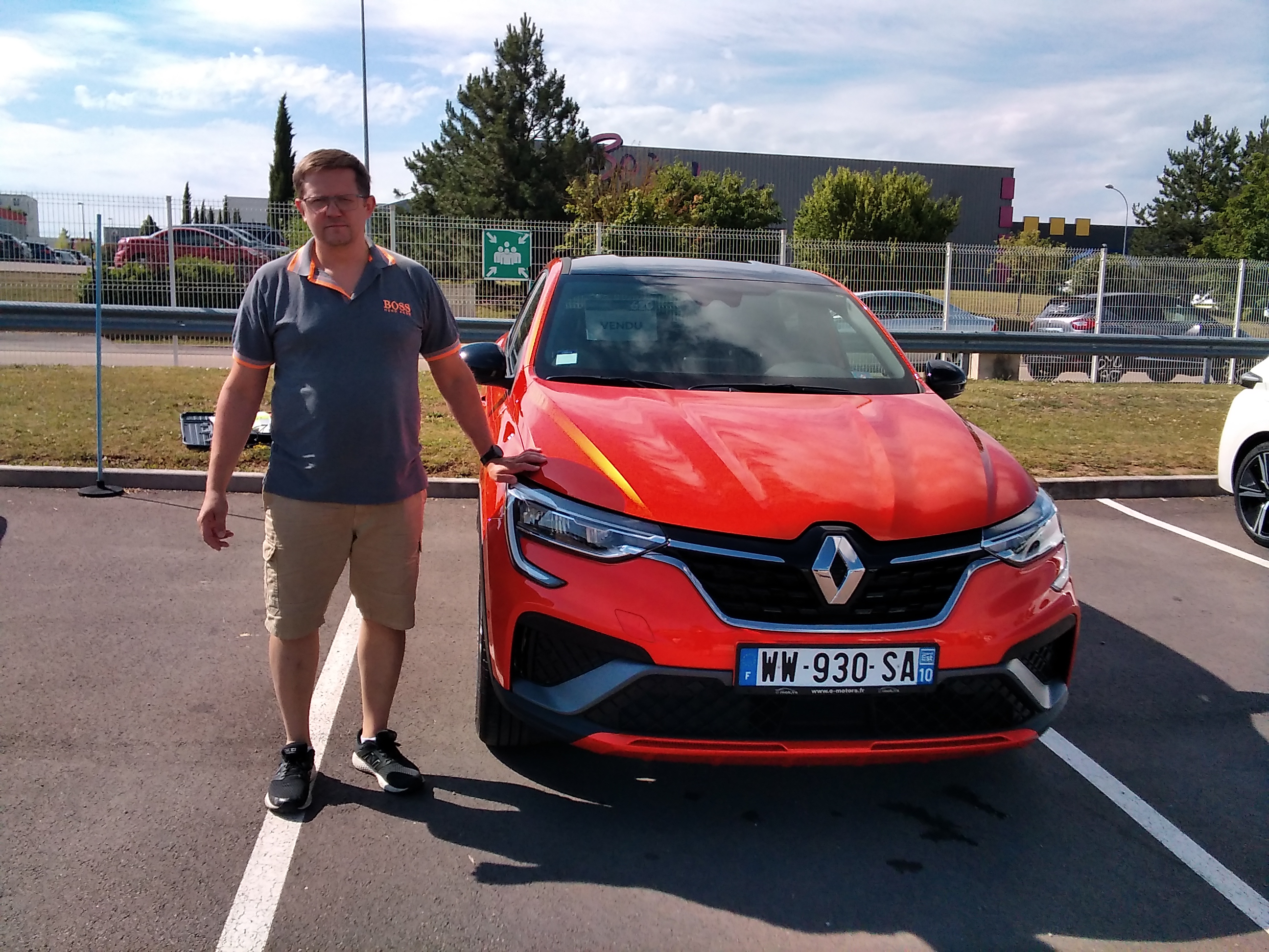 Avis-mandataire-auto-Emotors-Renault-Arkana-R-s-line-e-tech-145-plus-pack-personnalisation-noir-plus-assistant-autoroute-et-trafic.