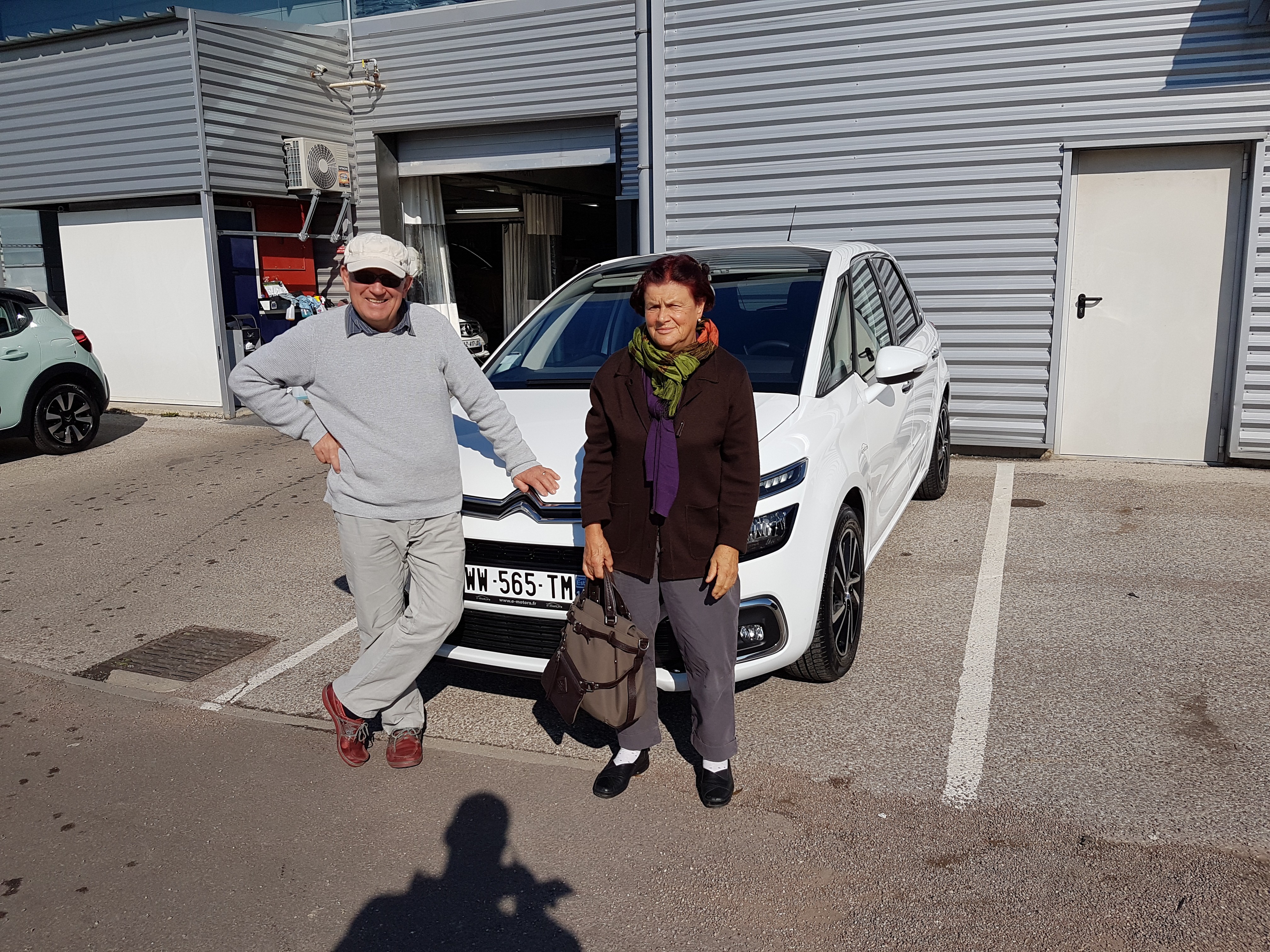 Avis-mandataire-auto-Emotors-Citroen-C4-picasso-Feel-bluehdi-120-s-s-eat6.