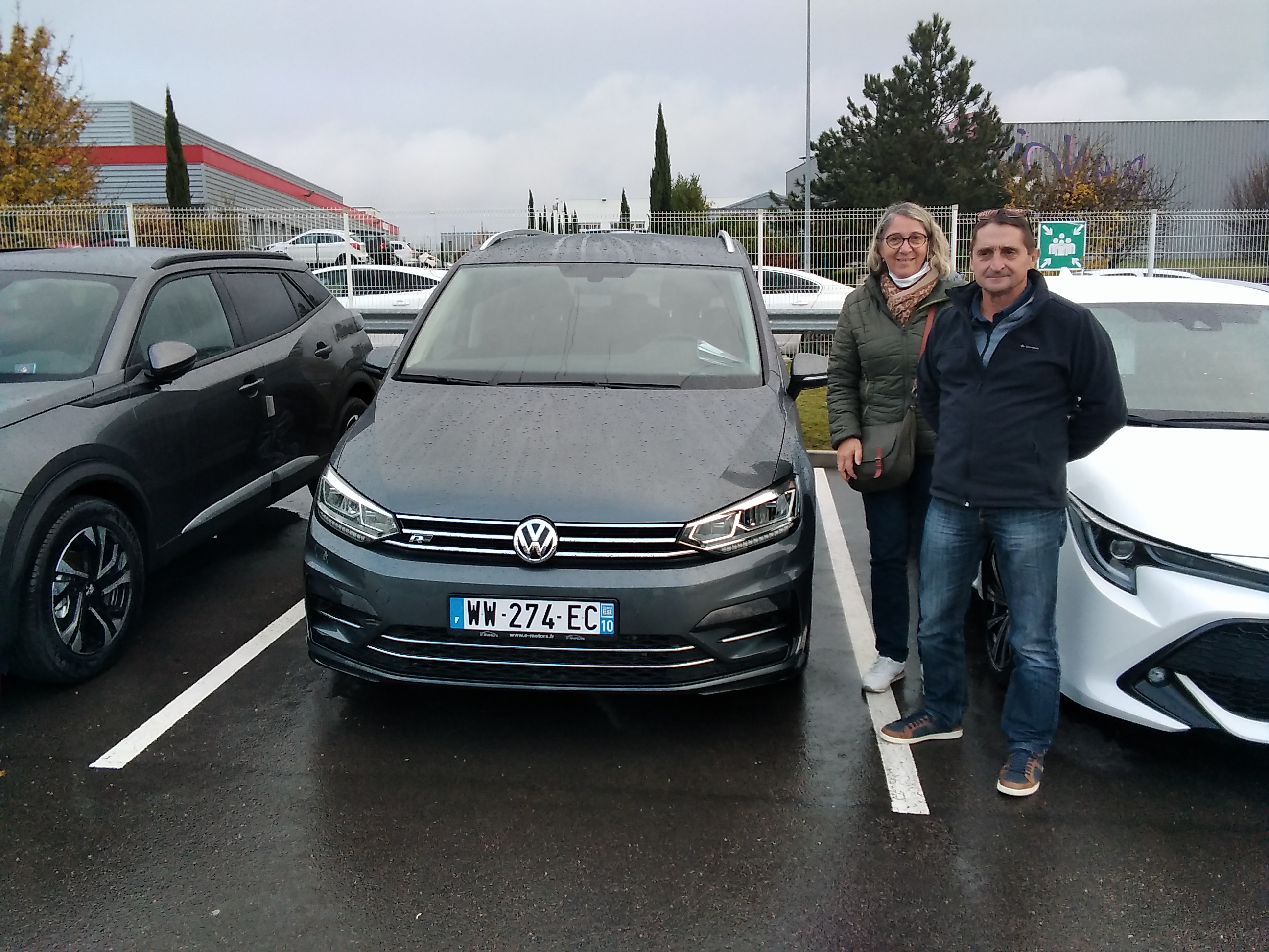 Avis-mandataire-auto-Emotors-Volkswagen-Touran-Lounge-2-0-tdi-115-dsg7-7pl-plus-pack-r-line-plus-gps.