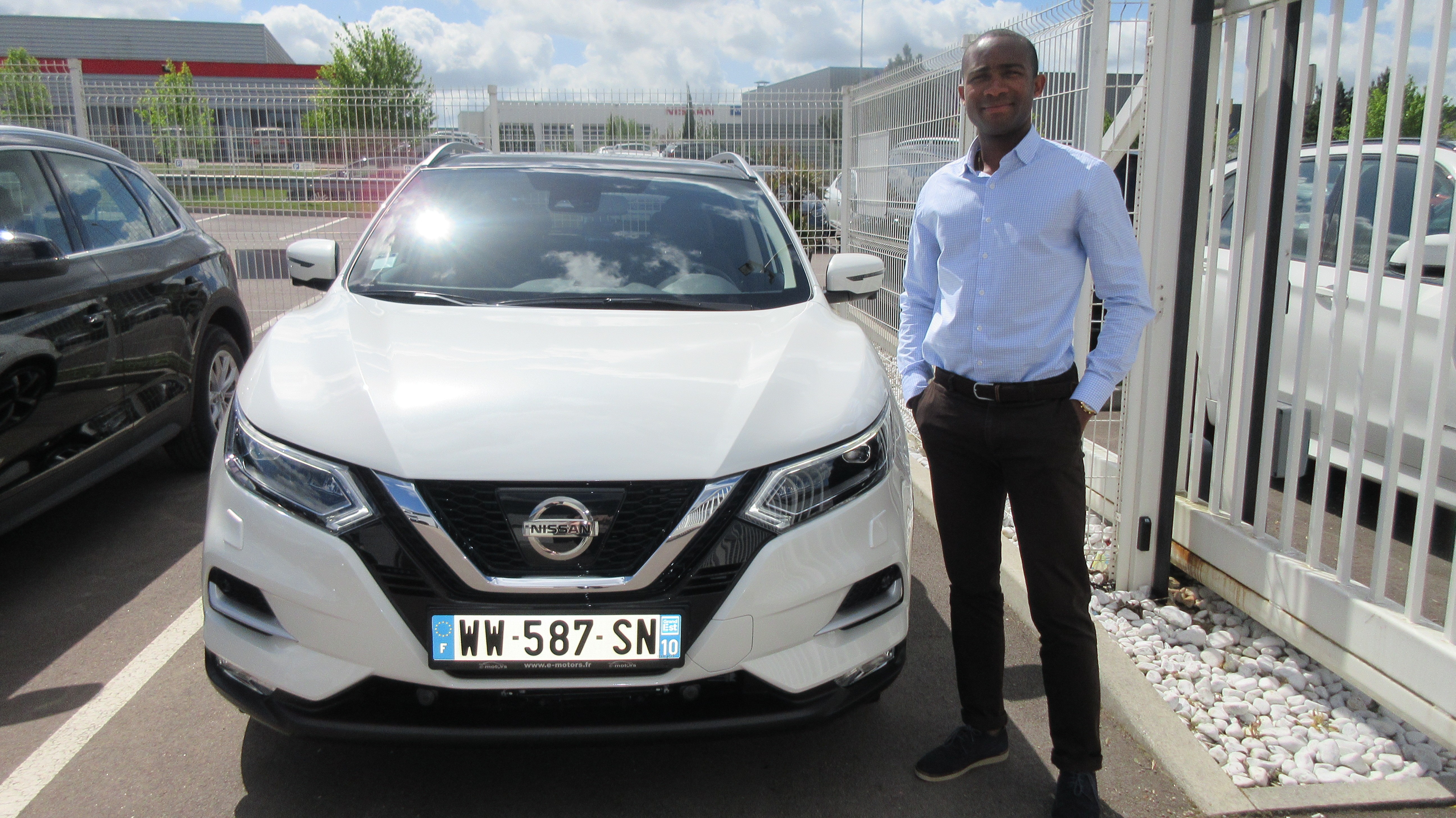 Avis-mandataire-auto-Emotors-Nissan-Qashqai-Tekna-dci-130-xtronic-4x2-plus-toit.