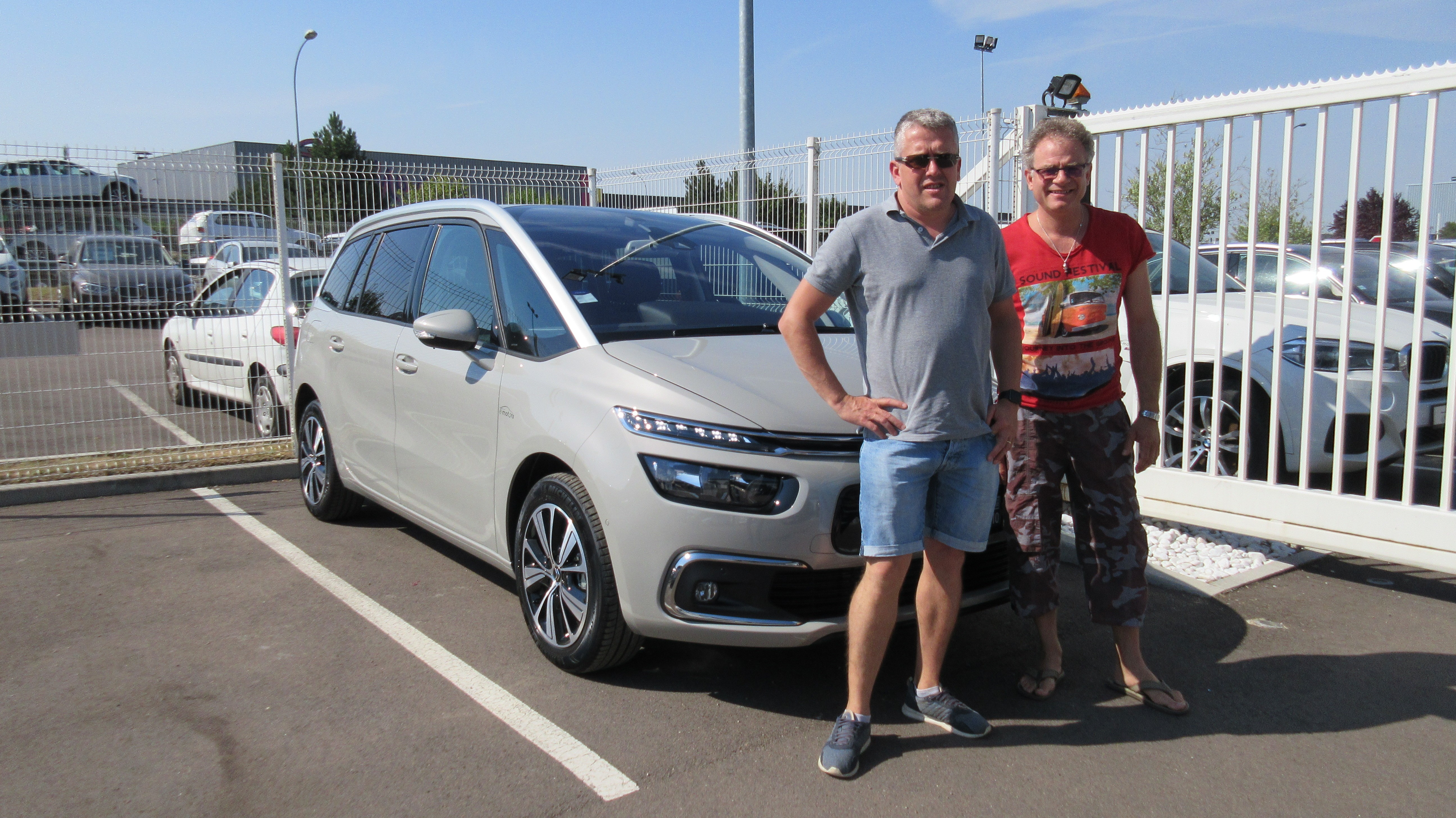 Avis-mandataire-auto-Emotors-Citroen-C4-picasso-Shine-bluehdi-150-s-s-eat6-plus-cam-ra-360.